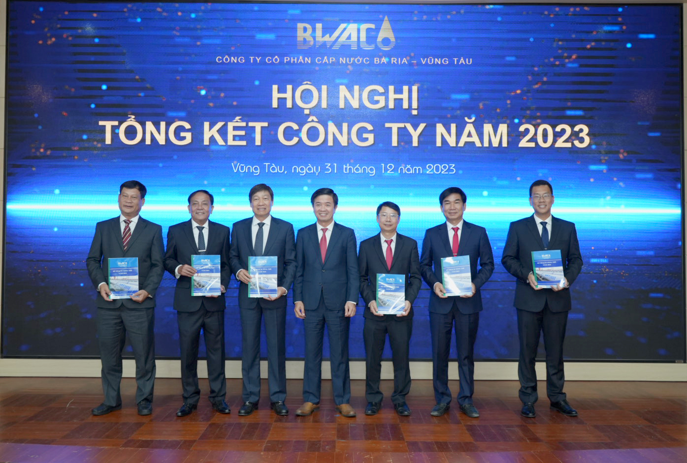 Ông Đinh Chí Đức, Chủ tịch HĐQT giao chỉ tiêu kế hoạch năm 2024 cho các đơn vị