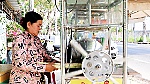 Xe nước mía gồng gánh nuôi cháu đến trường