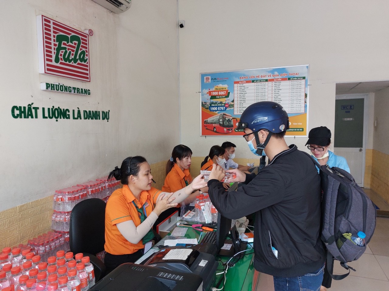 Khách mua vé tại  Chi nhánh Phương Trang Vũng Tàu 