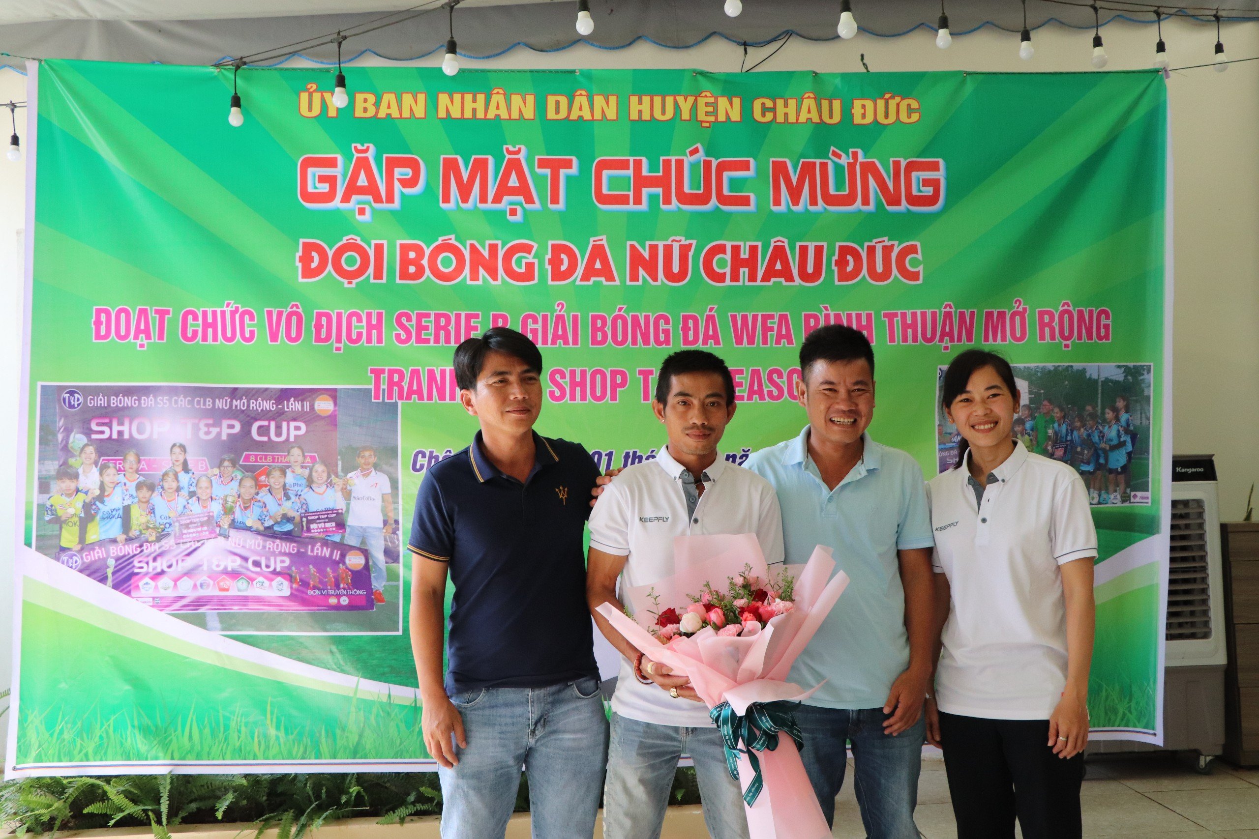 Đại diện Công ty TNHH Hoàng Trung huyện Xuyên Mộc tặng đội bóng 10 triệu đồng.