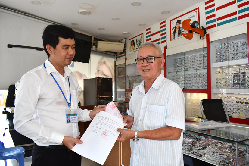 Công chức Tư pháp - Hộ tịch UBND phường Phước Trung, TP.Bà Rịa Lê Hoàng Nhựt đến tận nhà giúp ông Nguyễn Văn Hùng (SN 1955, phường Phước Trung) thực hiện thủ tục hành chính.