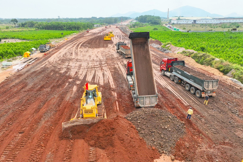 Sau 6 tháng thi công đường cao tốc Biên Hòa-Vũng Tàu đã thành hình.