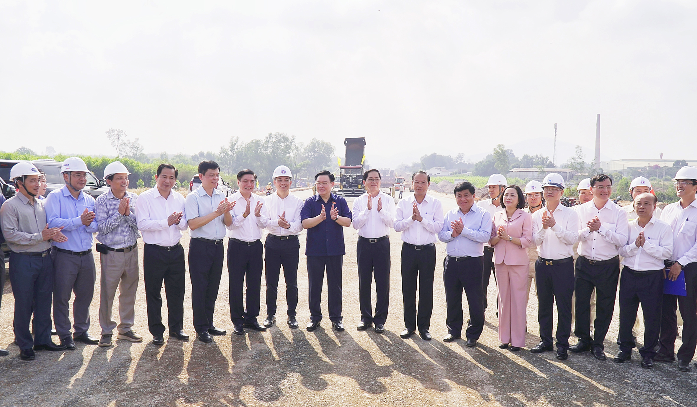 Chủ tịch Quốc hội Vương Đình Huệ và Đoàn công tác chụp ảnh lưu niệm với lãnh đạo tỉnh Bà Rịa - Vũng Tàu và công nhân thi công trên công trường cao tốc Biên Hòa - Vũng Tàu.