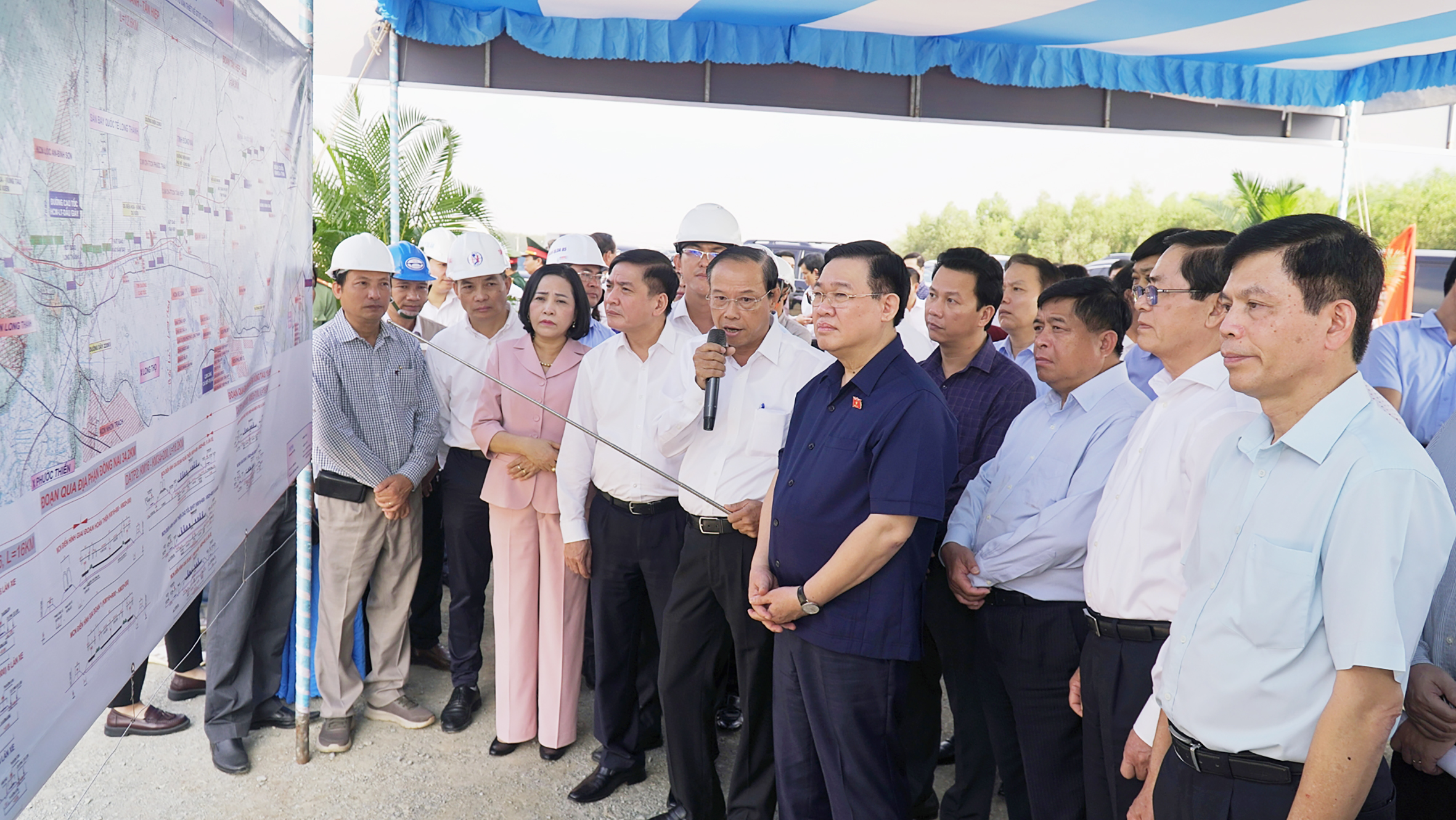 Chủ tịch UBND tỉnh Nguyễn Văn Thọ báo cáo tiến độ thi công dự án cao tốc Biên Hòa - Vũng Tàu với Chủ tịch Quốc hội Vương Đình Huệ.