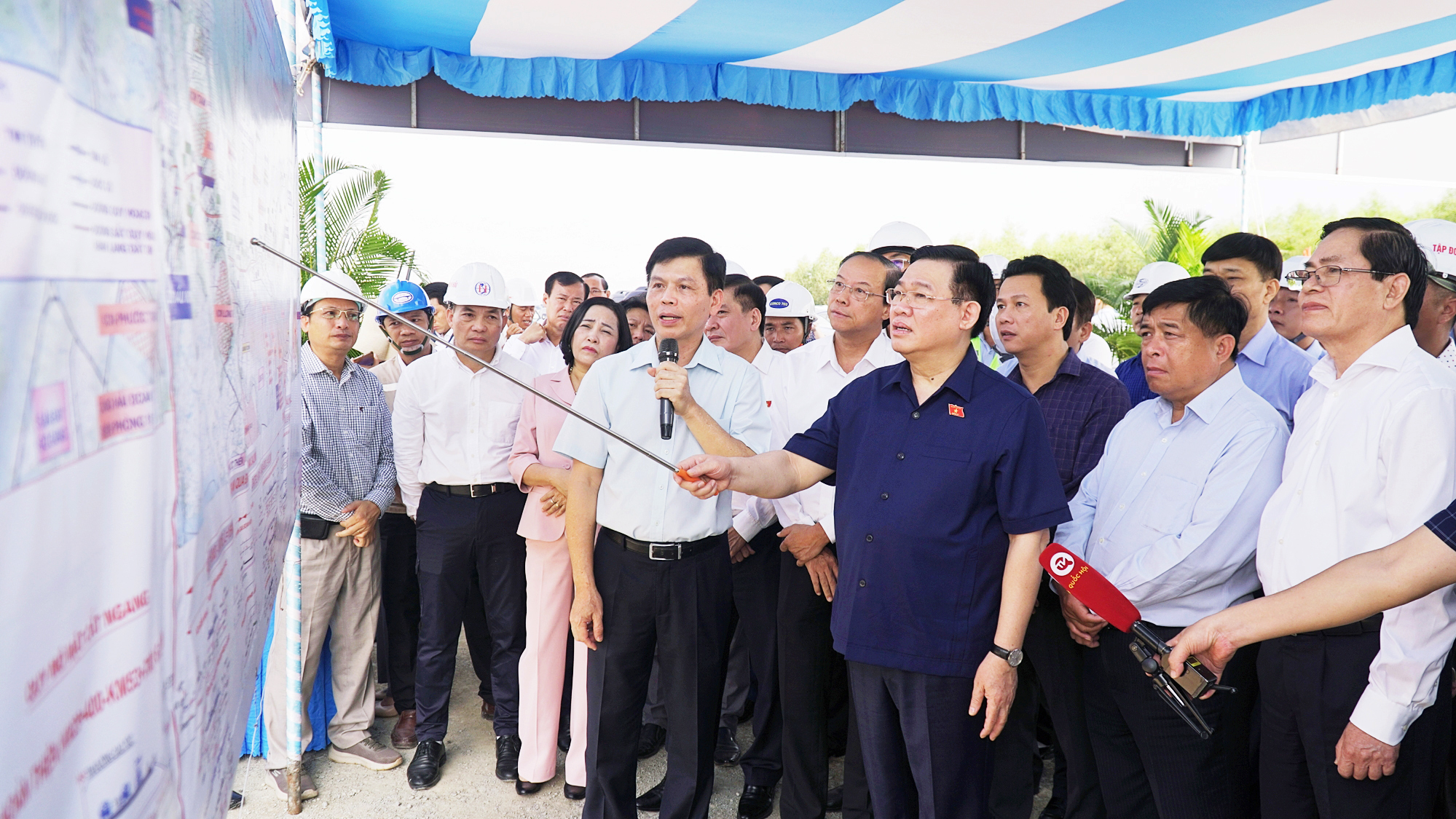 Chủ tịch Quốc hội Vương Đình Huệ biểu dương nỗ lực trong đảm bảo tiến độ GPMB dự án thành phần 3 cao tốc Biên Hòa - Vũng Tàu của tỉnh Bà Rịa - Vũng Tàu.