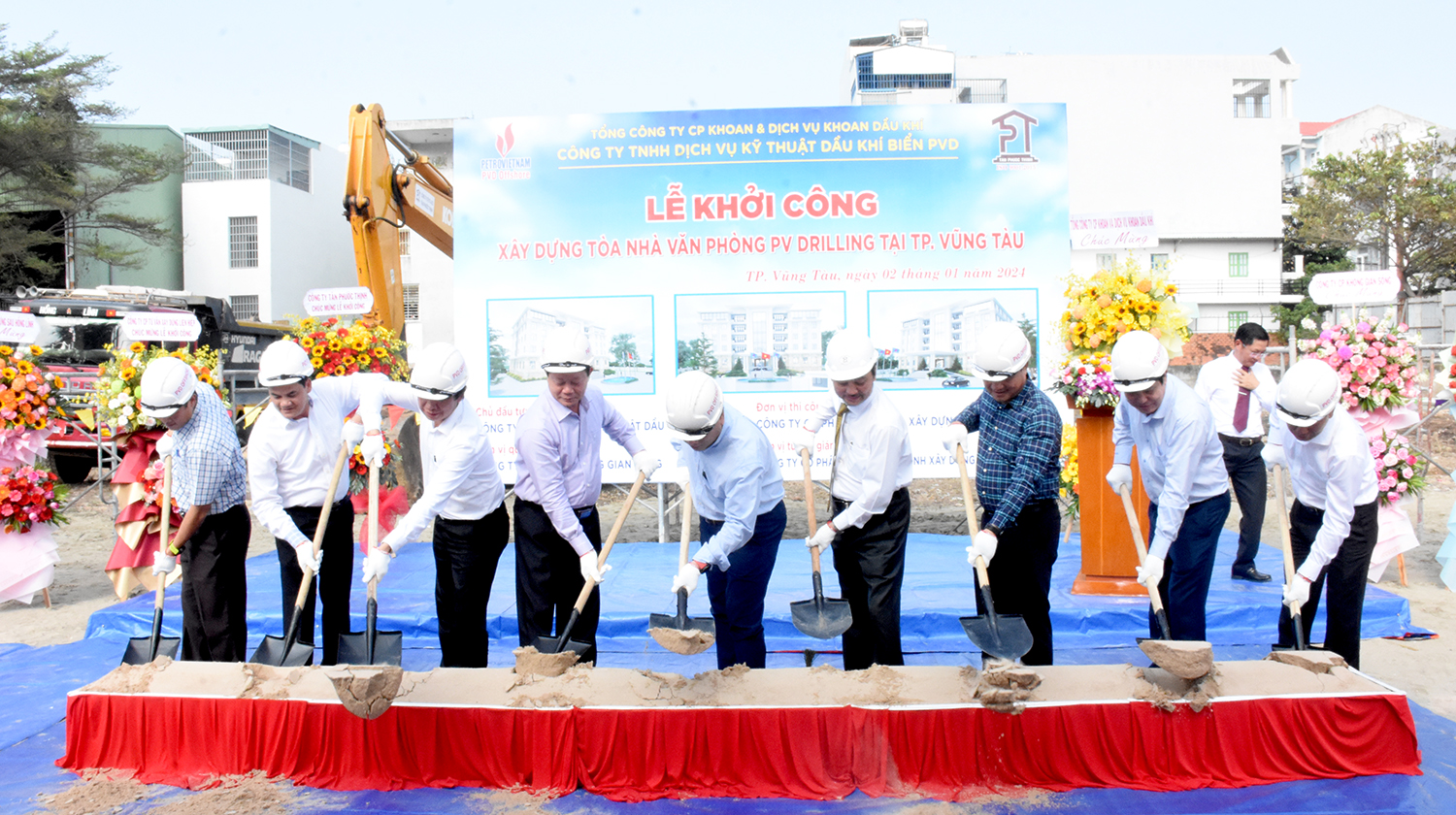 Các đại biểu tham gia nghi thức lễ khởi công toà nhà văn phòng PV Drilling 