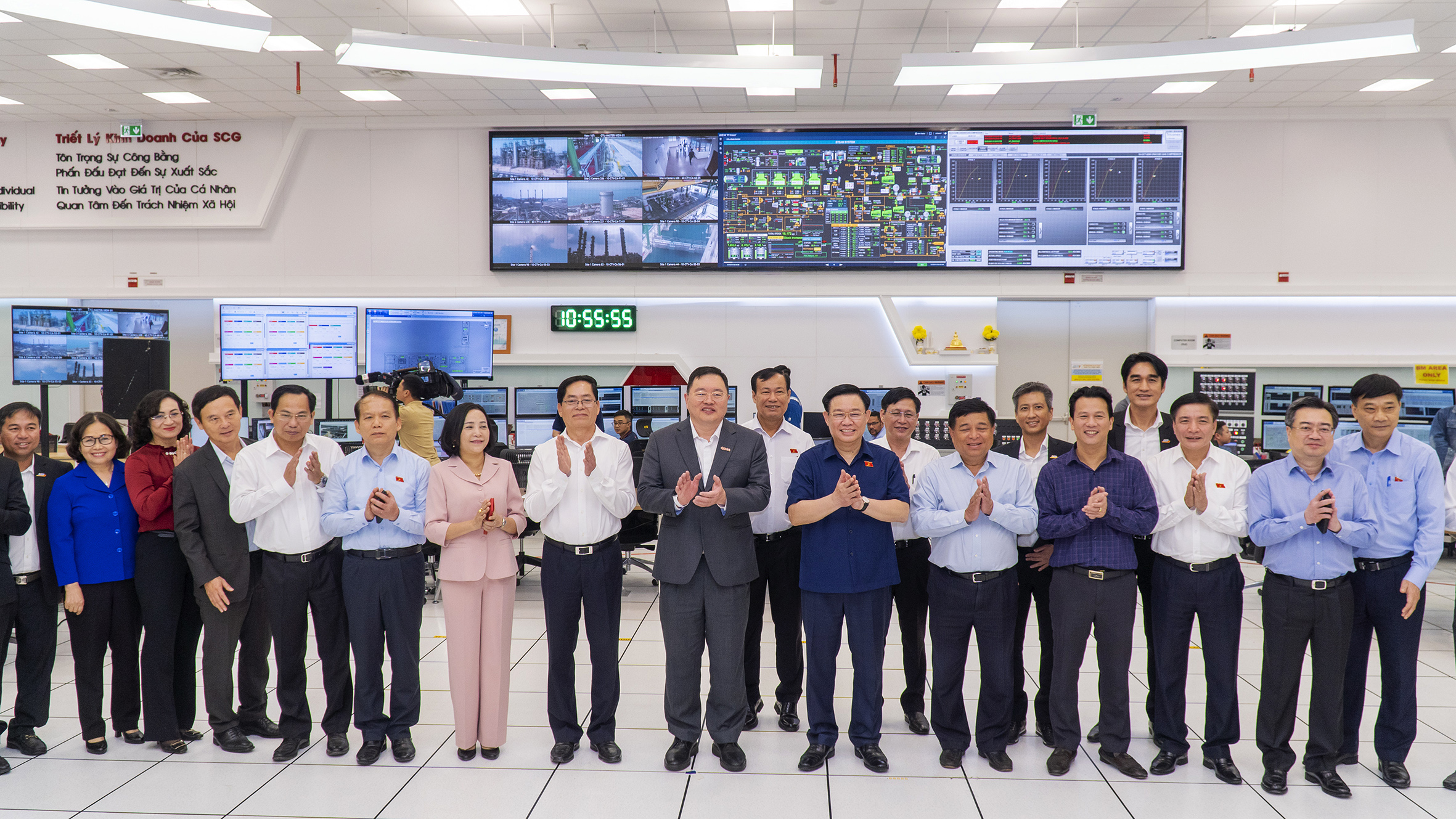 Các đại biểu chụp hình lưu niệm tại nhà điều hành trung tâm của dự án Tổ hợp Hóa dầu miền Nam.
