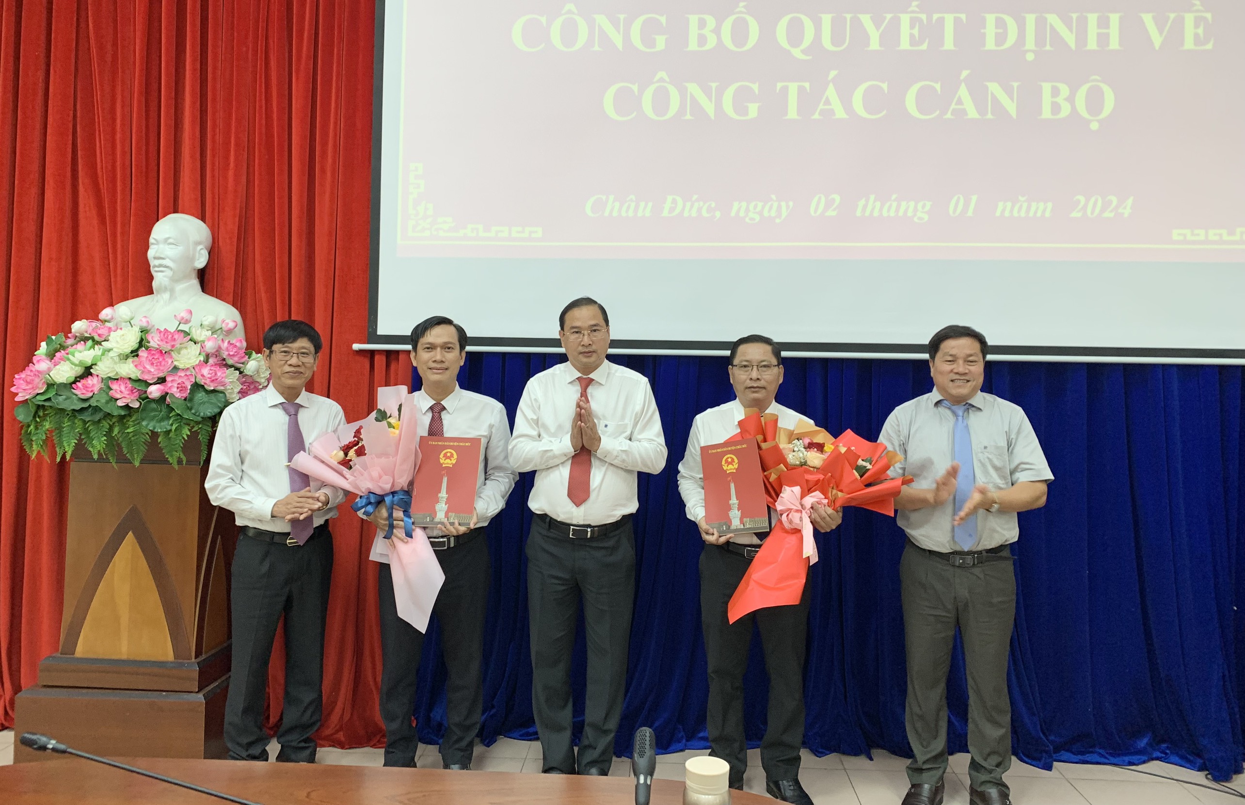 Lãnh đạo huyện Châu Đức trao quyết định và tặng hoa chúc mừng các cán bộ được bổ nhiệm.