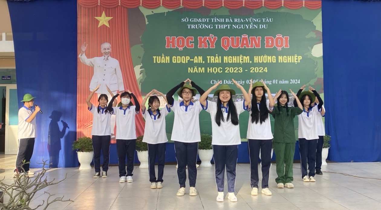Các em HS tham gia tiết mục văn nghệ tại lễ khai mạc học kỳ quân đội.