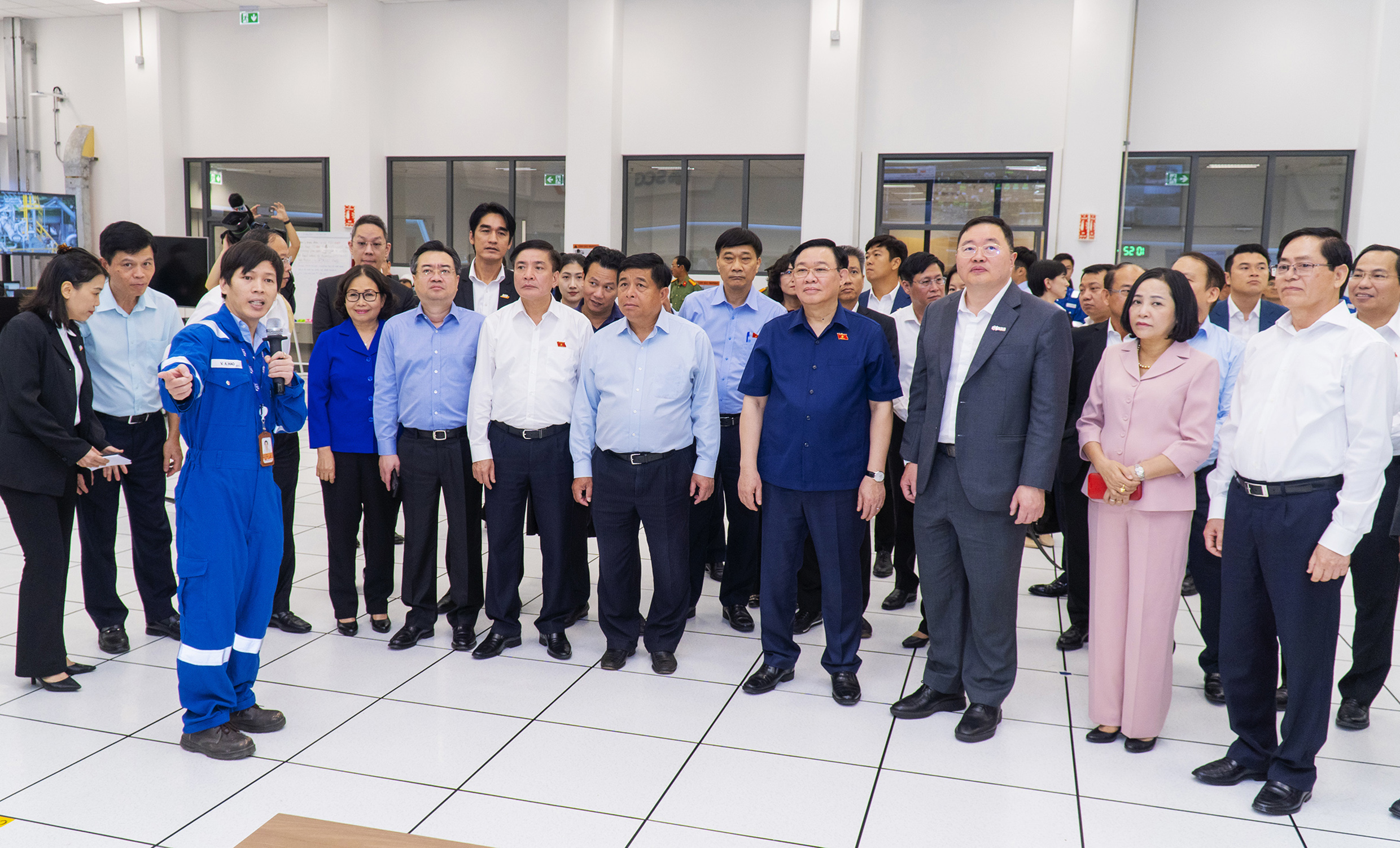 Chủ tịch Quốc hội Vương Đình Huệ, cùng các thành viên Đoàn công tác tham quan nhà điều hành trung tâm của dự án Tổ hợp Hóa dầu miền Nam.