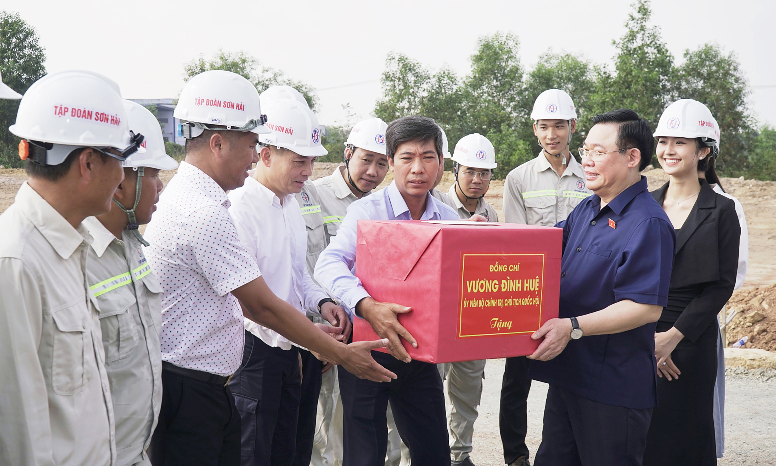 Chủ tịch Quốc hội Vương Đình Huệ tặng quà và chúc Tết công nhân trên công trình cao tốc Biên Hòa - Vũng Tàu.                            