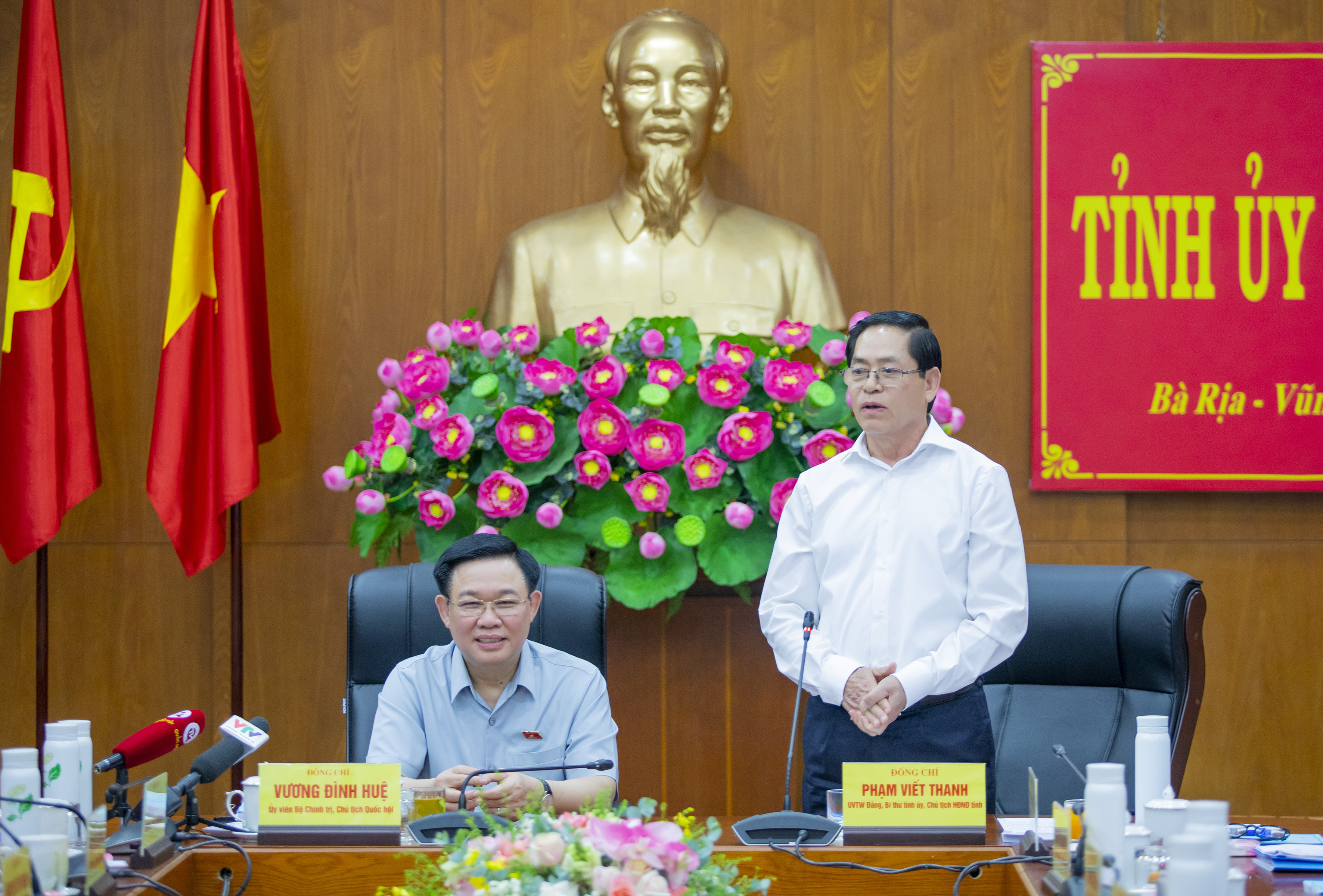 Bí thư Tỉnh ủy Phạm Viết Thanh tiếp thu ý kiến chỉ đạo của Chủ tịch Quốc hội Vương Đình Huệ.