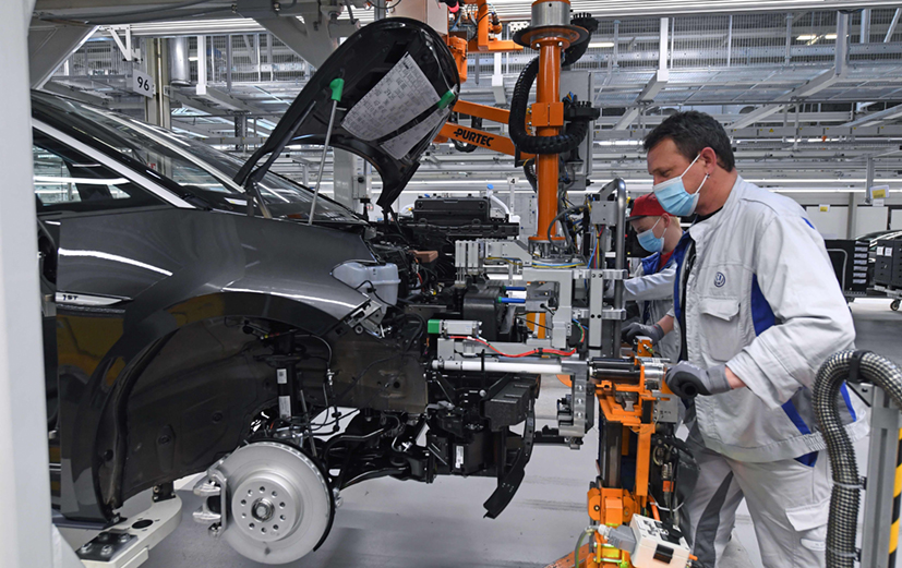 Công nhân làm việc tại nhà máy của hãng ô tô Volkswagen ở Zwickau, miền Đông Đức.