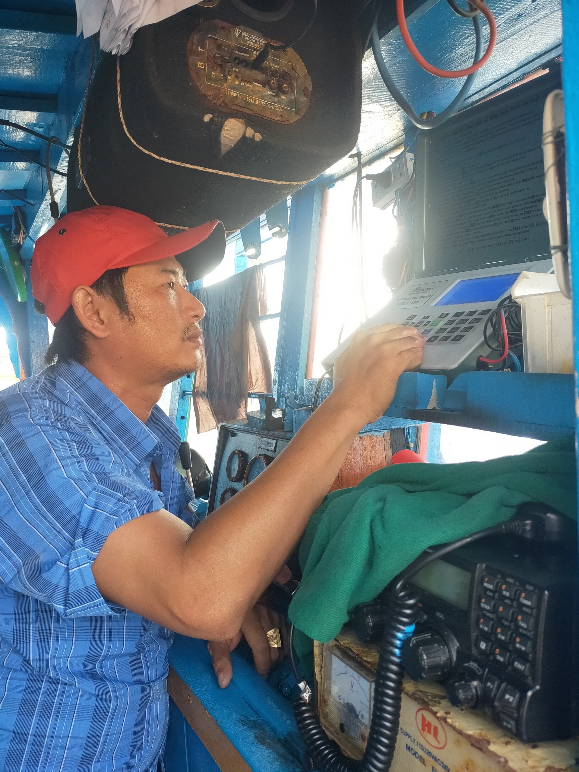 Ông Nguyễn Trung Khương, thuyền trưởng tàu cá BV 95807 TS (cảng Bến Lội, xã Bình Châu, huyện Xuyên Mộc) thực hiện thao tác ghi nhật ký khai thác điện tử.