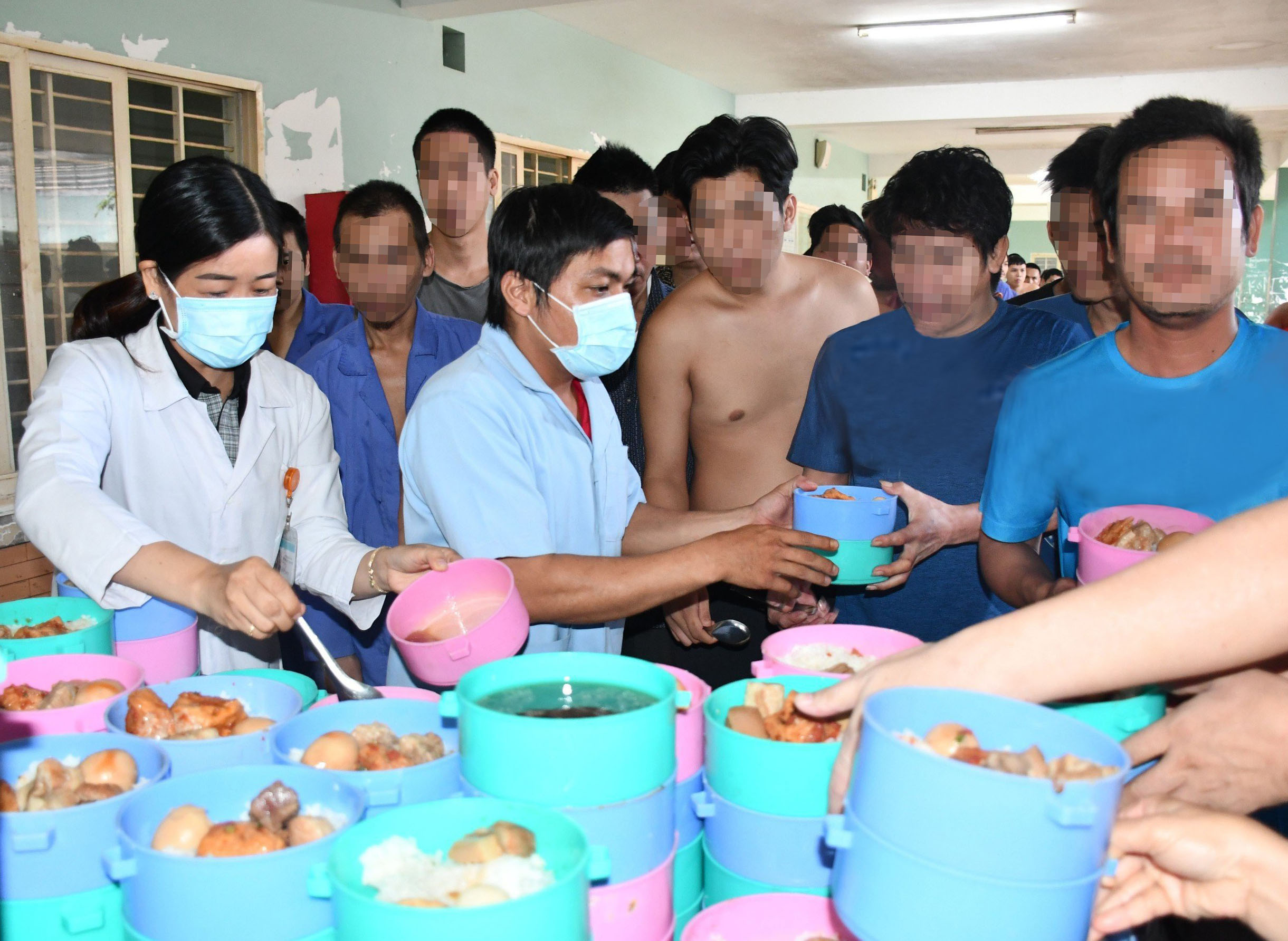 Việc được hỗ trợ tiền ăn giúp bệnh nhân yên tâm điều trị. Trong ảnh: Nhân viên Bệnh viện Tâm thần tỉnh phát cơm trưa cho bệnh nhân.