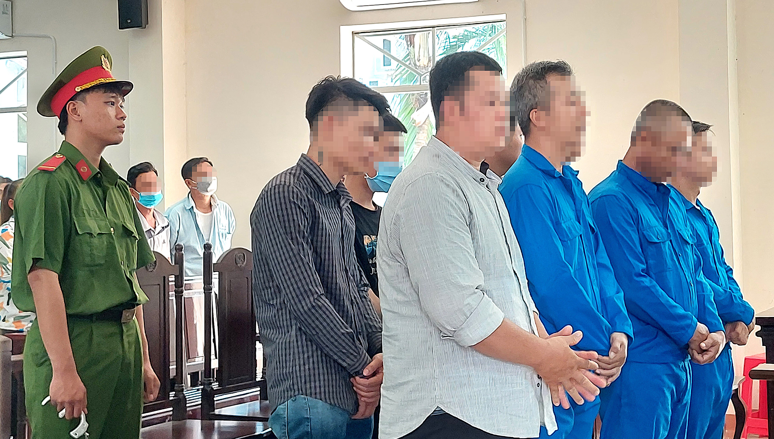 Các bị cáo tại phiên xét xử.