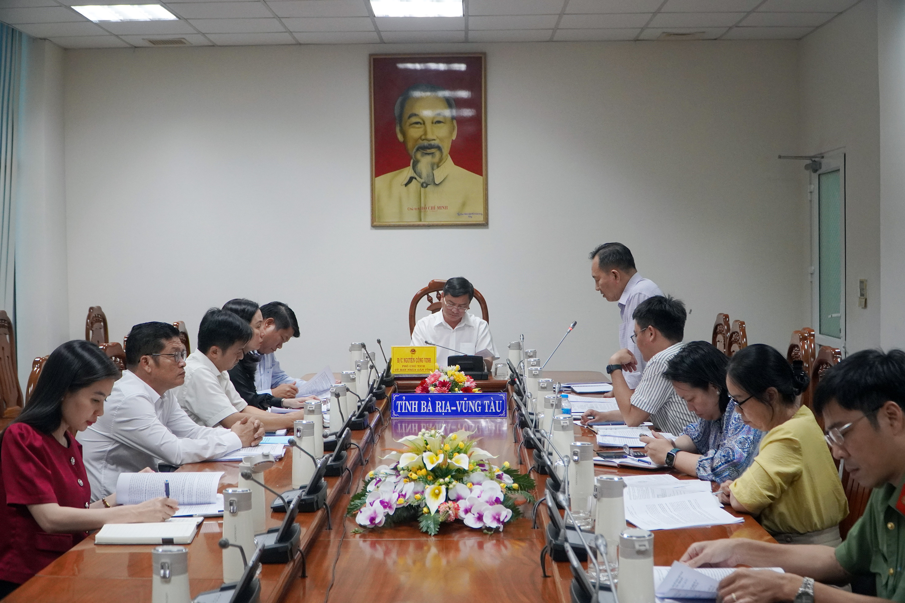 Đại diện Ban quản lý các KCN báo cáo tại cuộc họp.