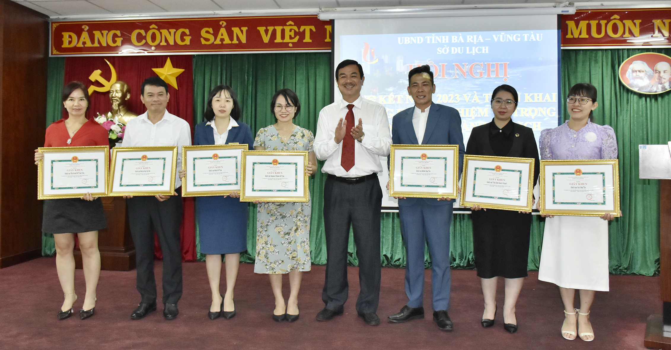 Ông Trịnh Hàng, Giám đốc Sở Du lịch (thứ 3 từ phải sang) tặng Giấy khen cho các DN có thành tích xuất sắc đóng góp trong hoạt động ngành du lịch năm 2023.