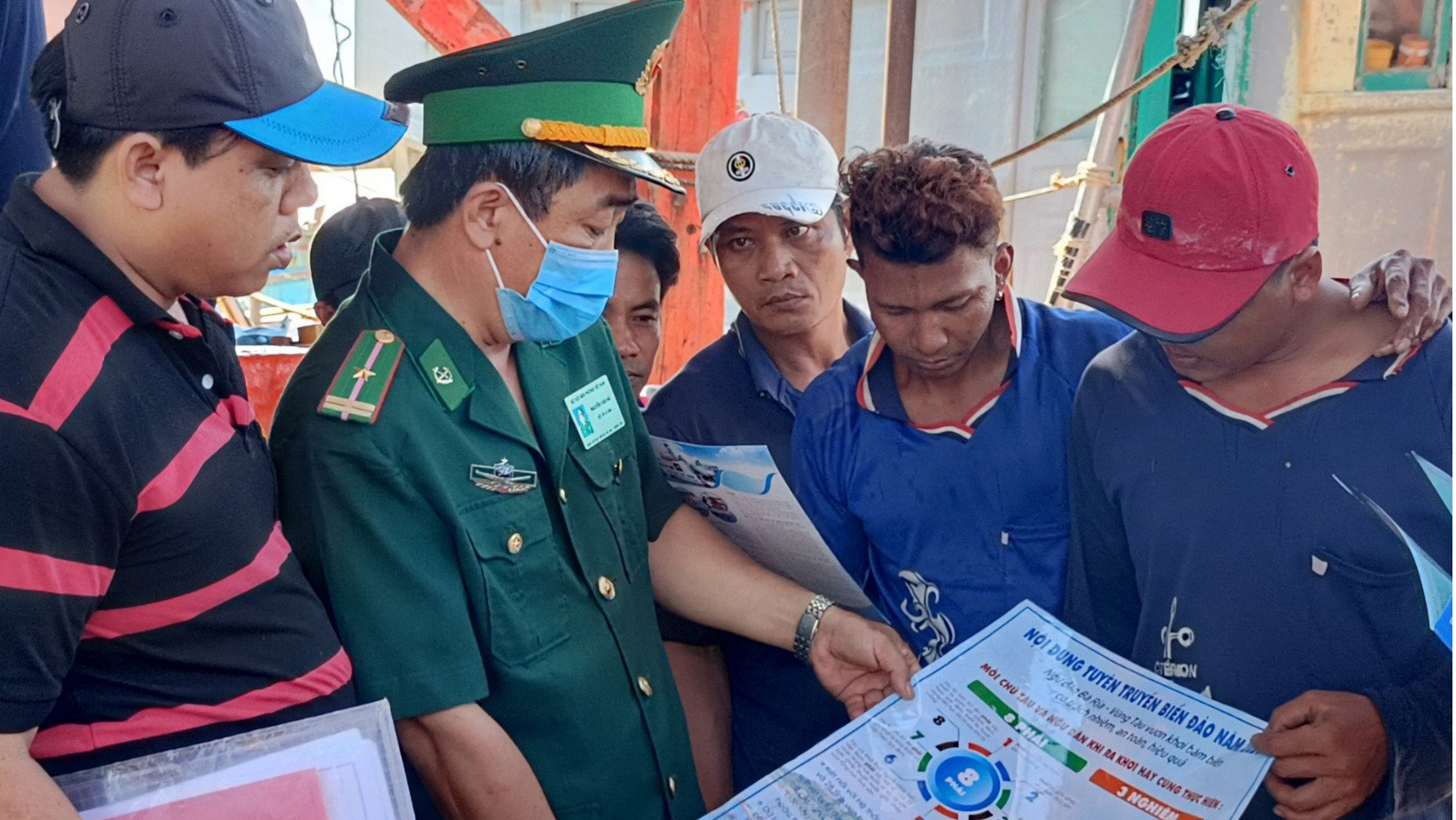 Bộ đội Biên phòng Trạm Biên phòng Cửa khẩu Cảng Vũng Tàu tuyên truyền IUU và Luật Thủy sản cho ngư dân TP.Vũng Tàu.