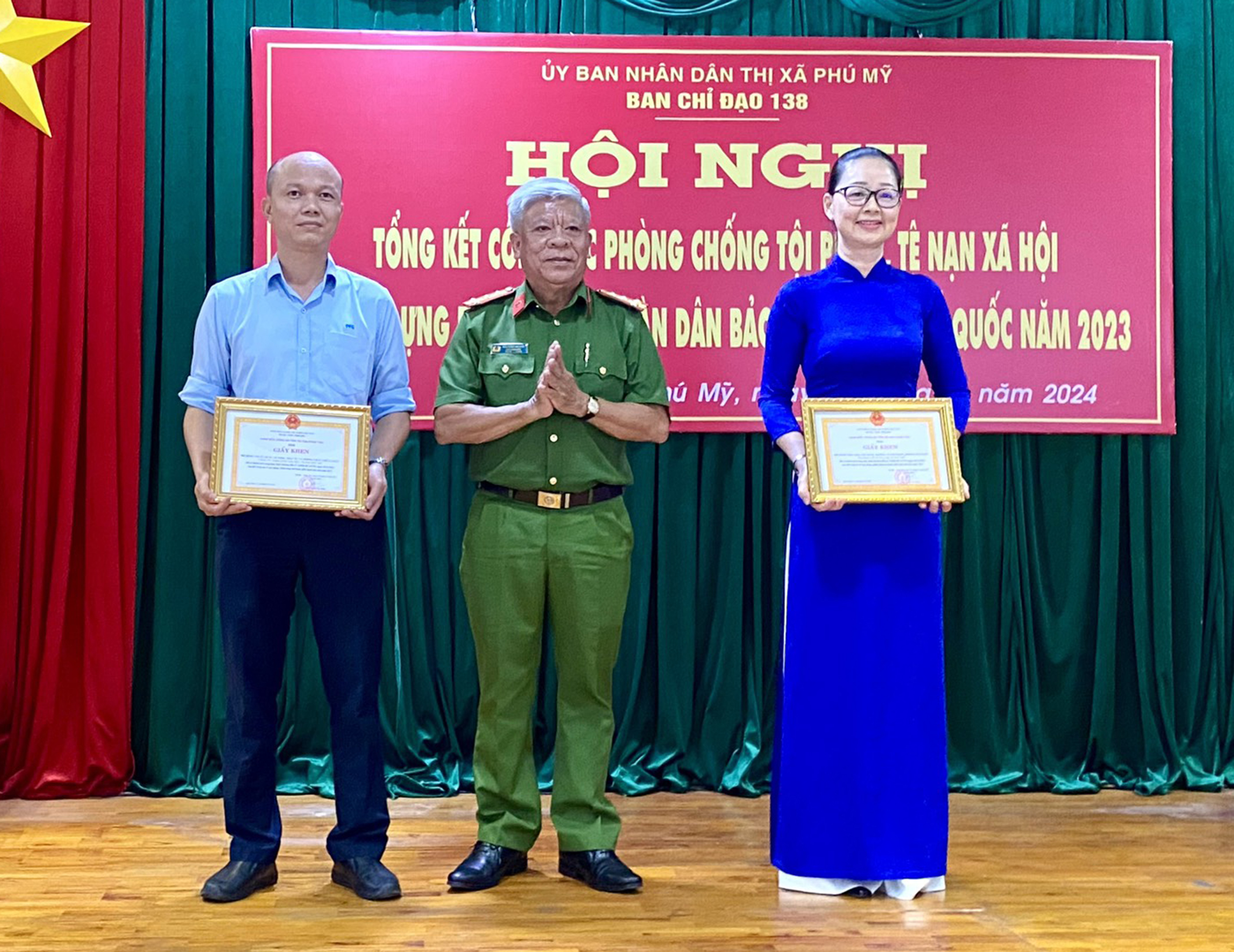 Đại tá Nguyễn Văn Thời, Phó Giám đốc Công an tỉnh tặng giấy khen cho các tập thể, cá nhân có thành tích trong xây dựng phong trào toàn dân bảo vệ an ninh Tổ quốc.