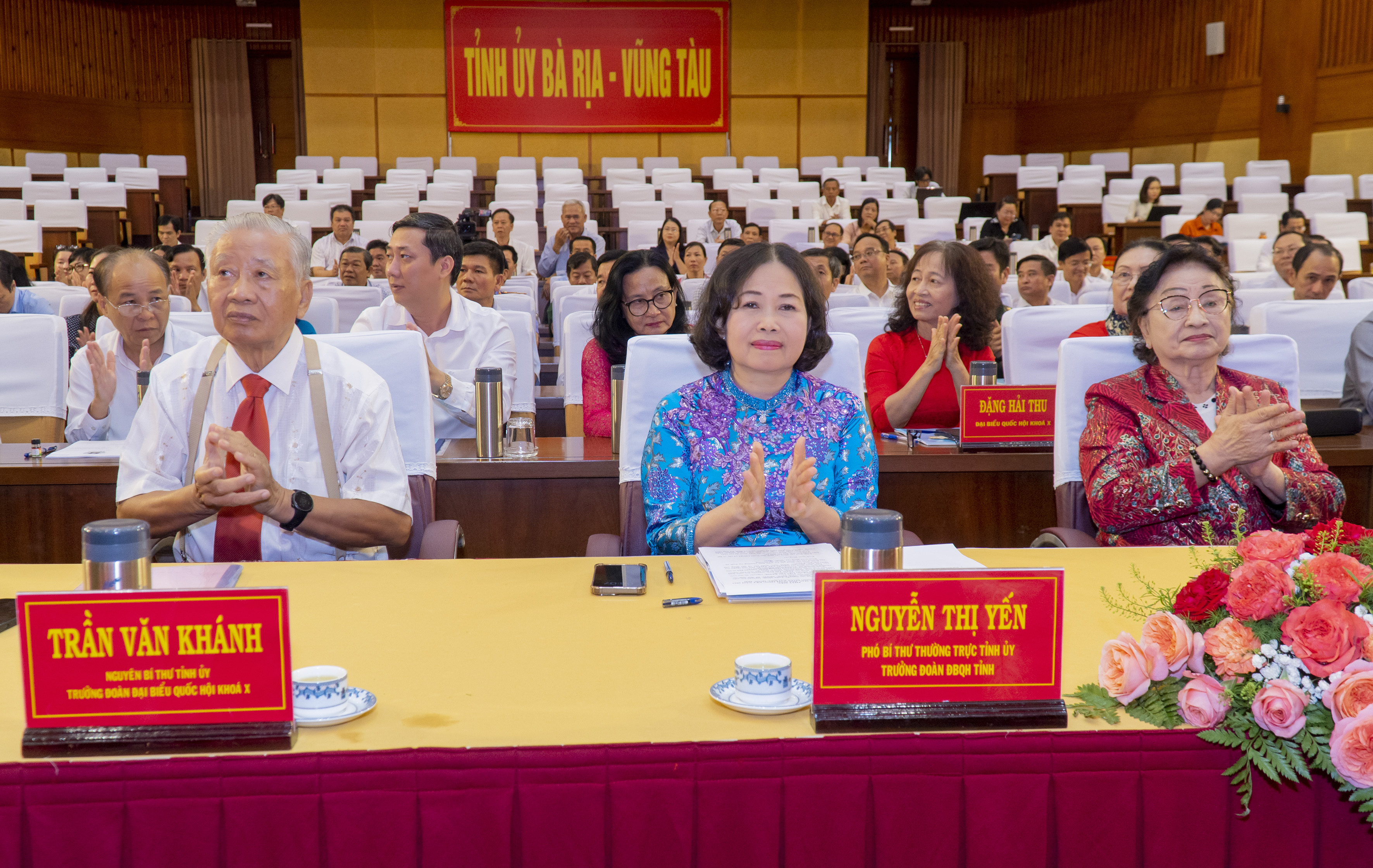 Bà Nguyễn Thị Yến, Phó Bí thư Thường trực Tỉnh ủy, Ủy viên Ủy ban Tài chính-Ngân sách Quốc hội, Phó Chủ tịch Nhóm nữ ĐBQH Việt Nam, Trưởng Đoàn ĐBQH tỉnh khóa XV cùng các đại biểu tham dự hội nghị.