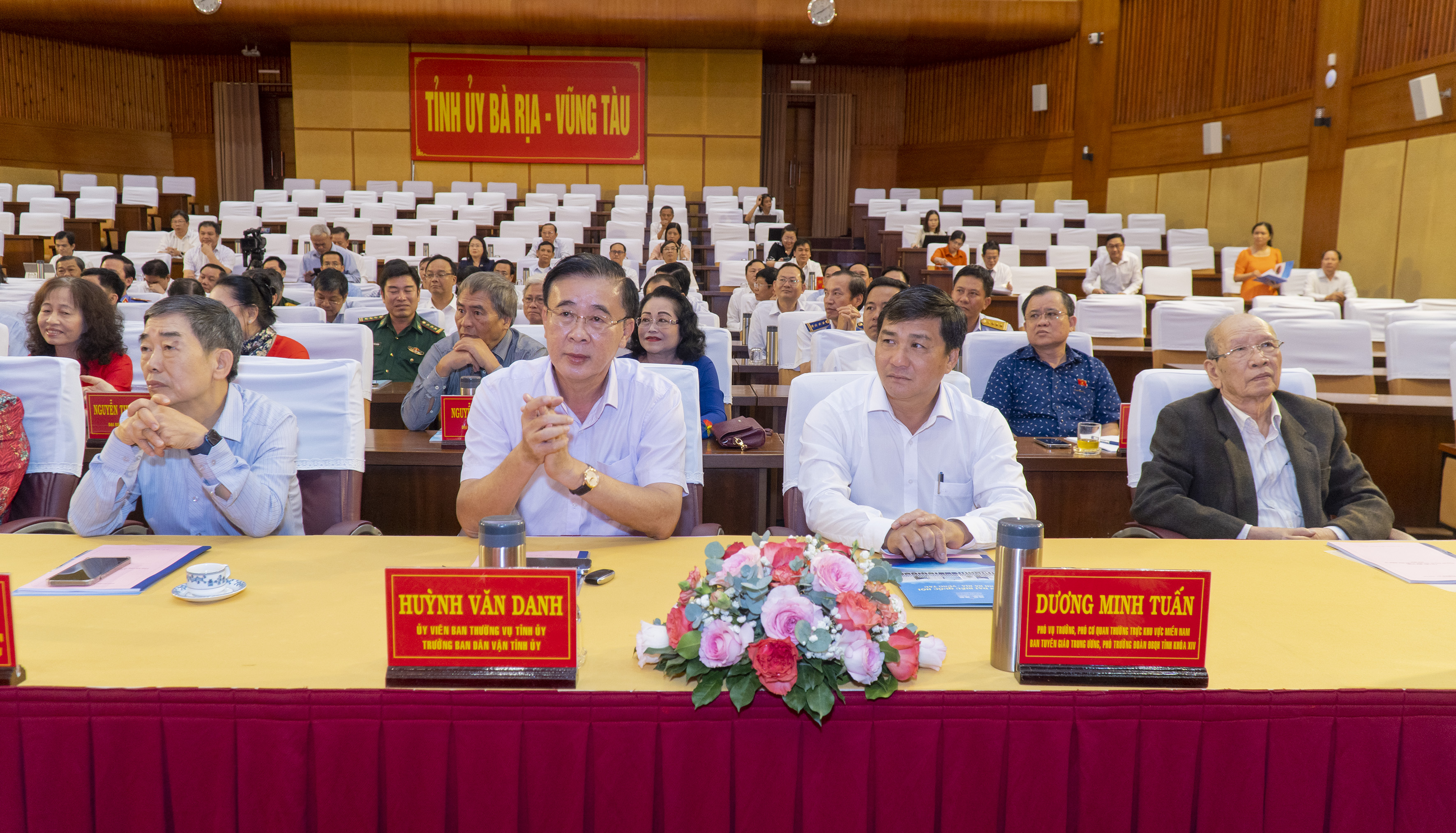 Đại diện Ban Tuyên giáo Trung ương, các vị ĐBQH qua các thời kỳ tham dự hội nghị.