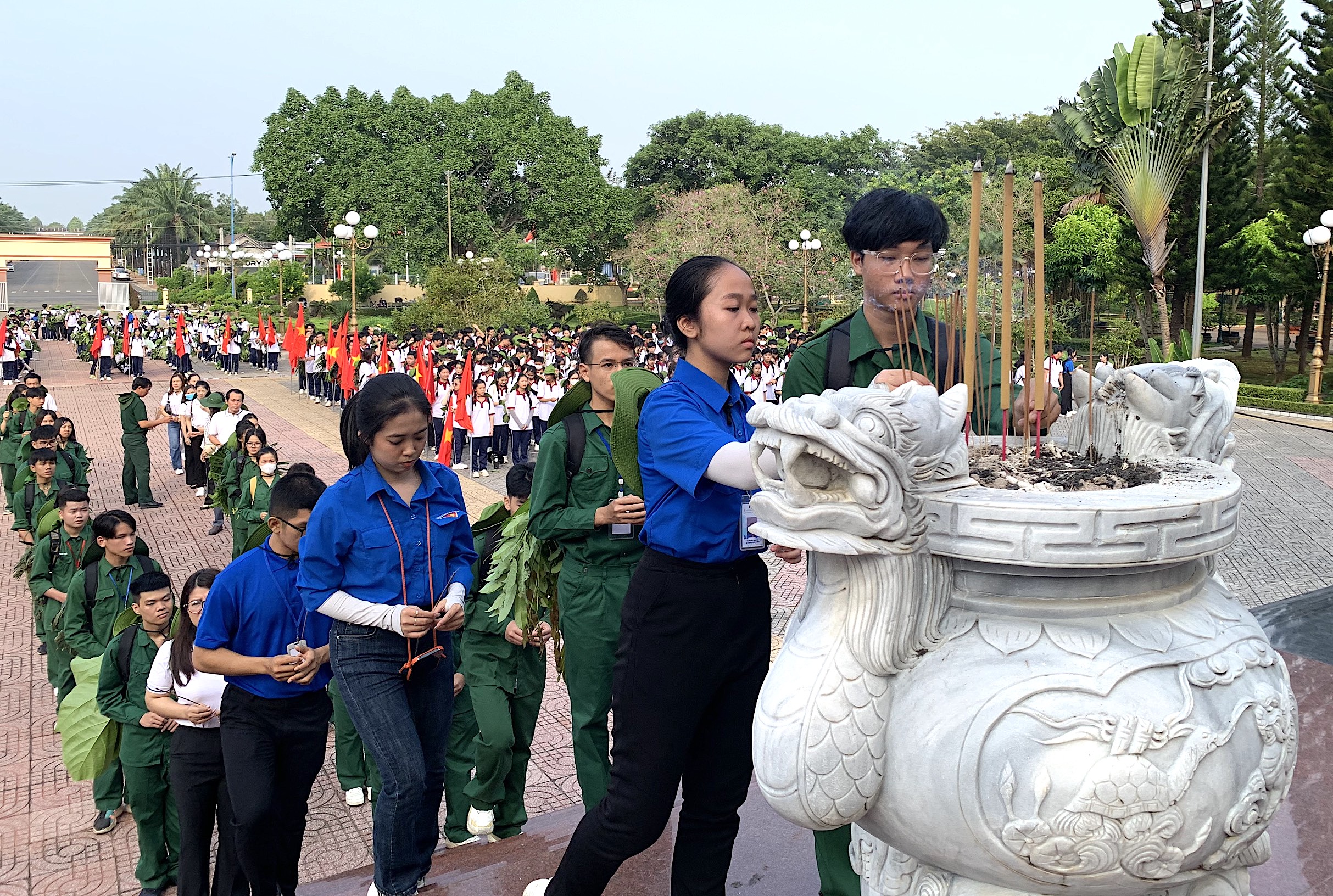 Các em HS viếng Tượng đài Chiến thắng Bình Giã và dâng hương Đền thờ liệt sỹ huyện Châu Đức.