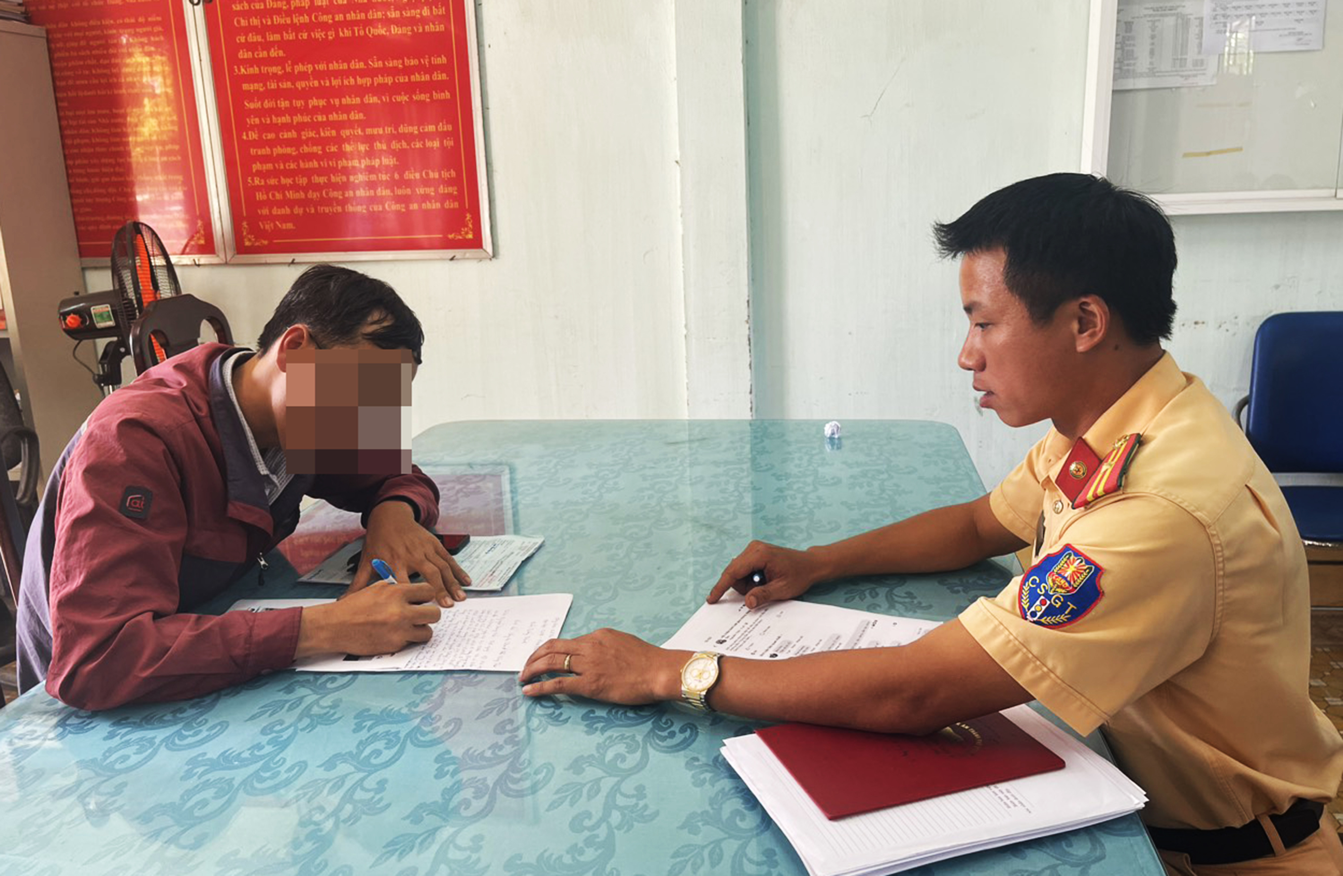 Lực lượng CSGT Công an TP.Vũng Tàu làm việc  với ông H.