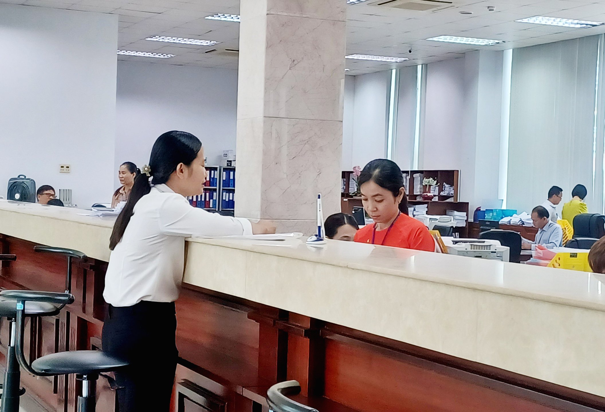 Khách hàng giao dịch tại Kho bạc Nhà nước Bà Rịa-Vũng Tàu. Ảnh: VÂN ANH