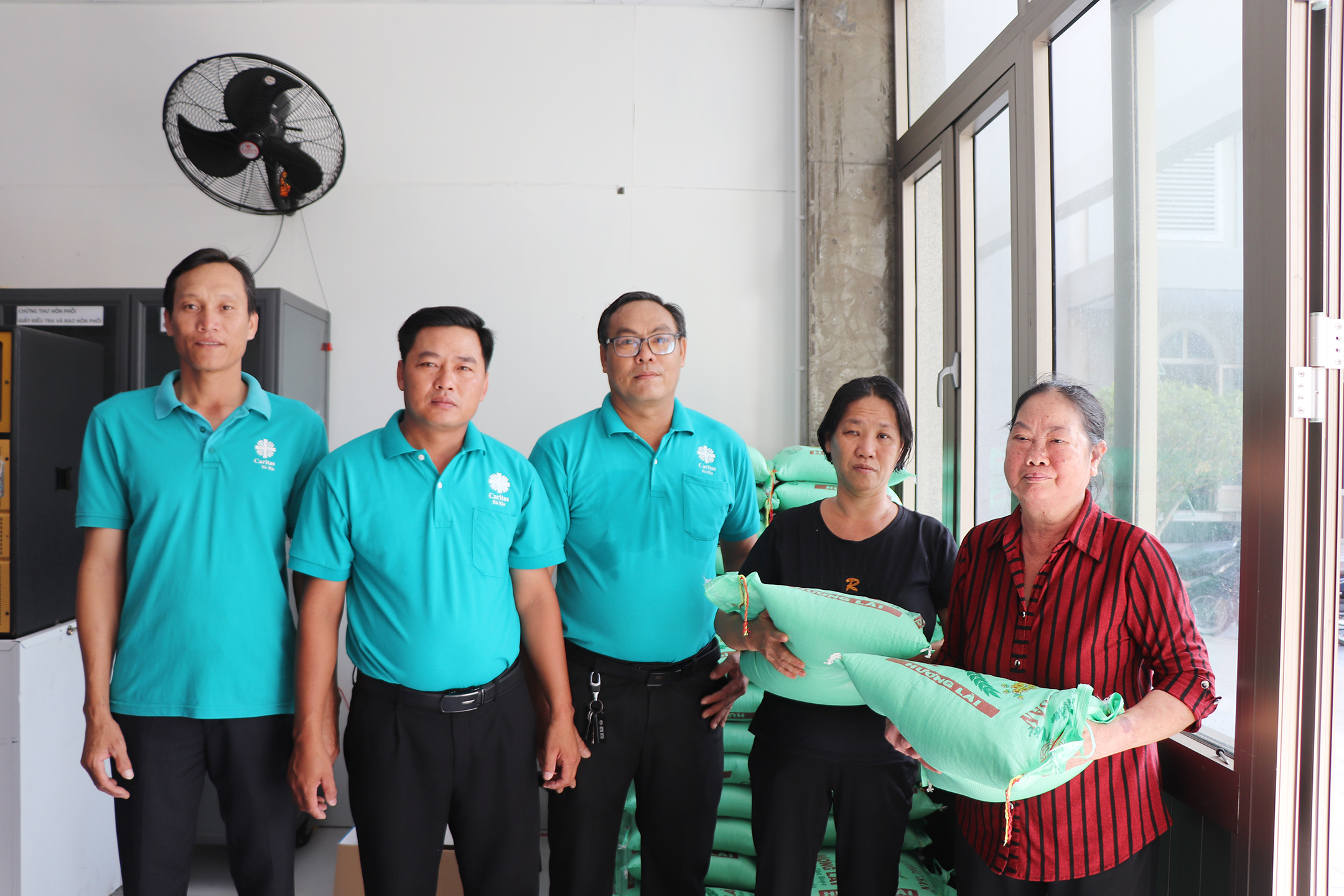102 hộ dân khó khăn xã Phước Hưng được Giáo xứ Phước Lâm hỗ trợ gạo hàng tháng. 
