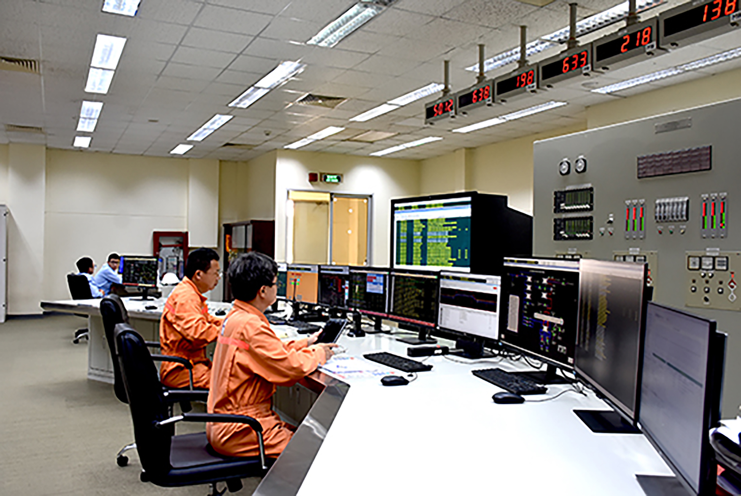 Kỹ sư vận hành tại trung tâm điều hành nhà máy Nhiệt điện Phú Mỹ.