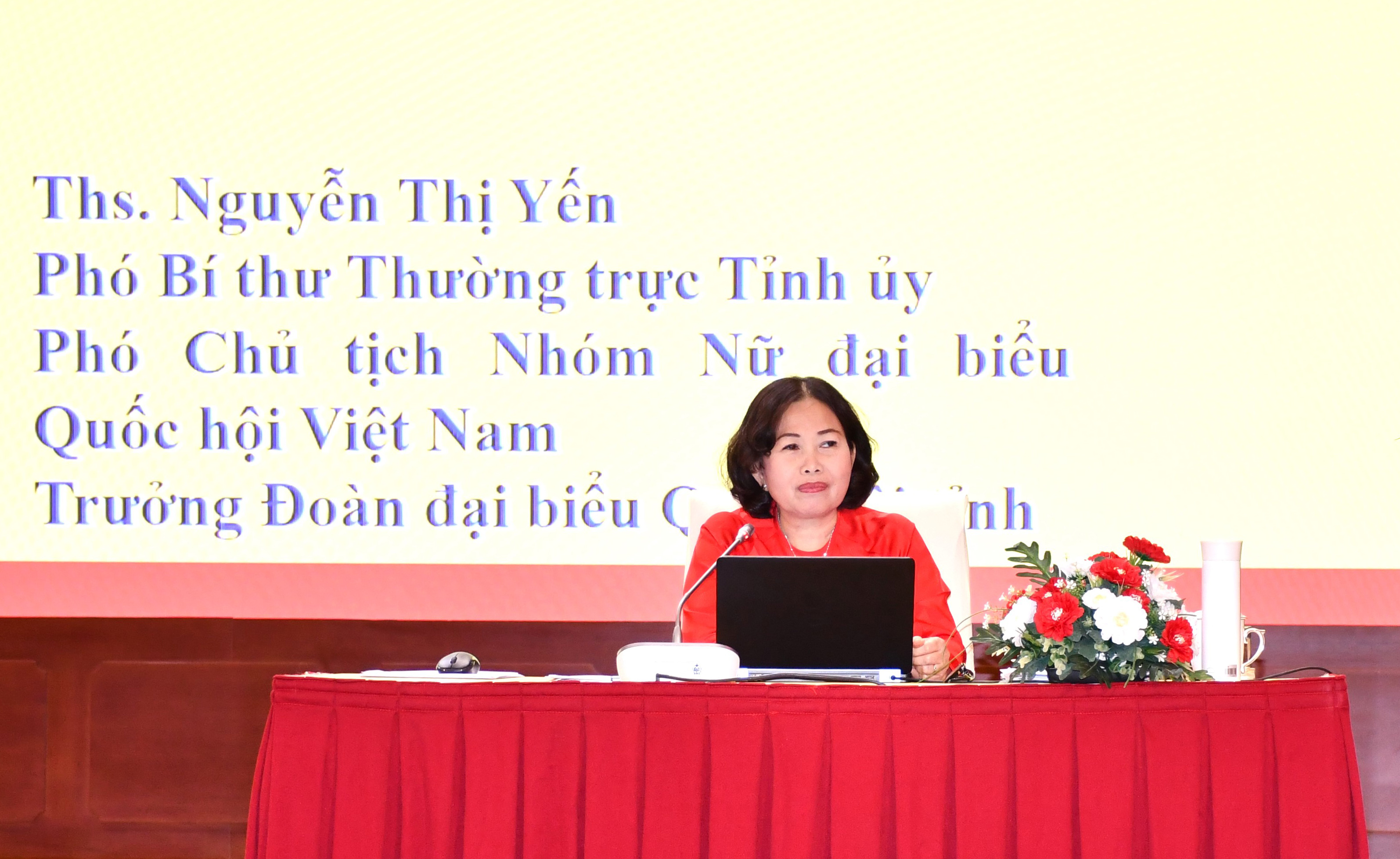 Bà Nguyễn Thị Yến, Phó Bí thư Thường trực Tỉnh ủy, Trưởng Đoàn ĐBQH tỉnh trình bày các nội dung chính tại Nghị quyết