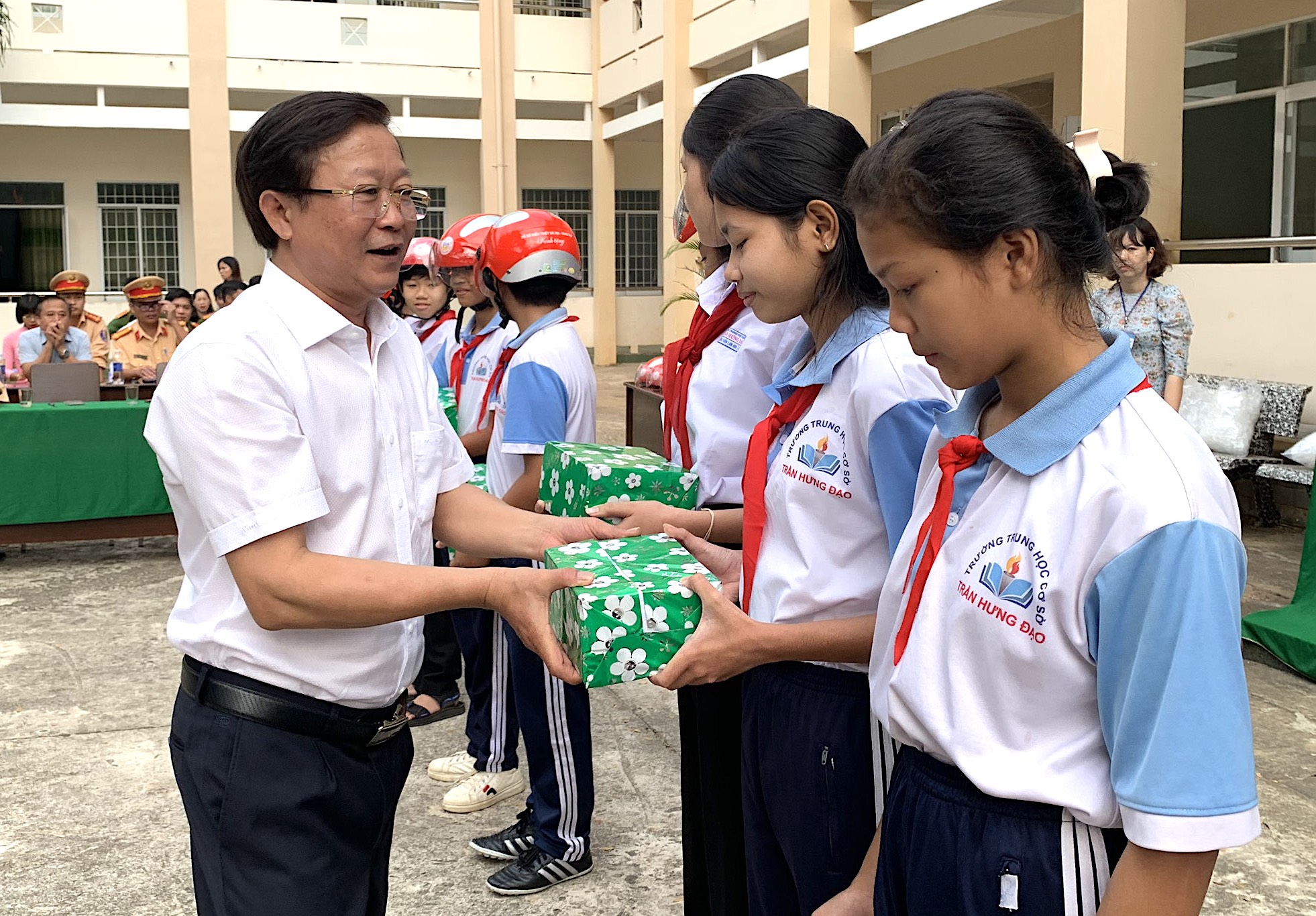 Ông Ngô Văn Luận, Trưởng Phòng Kinh tế - Hạ tầng huyện Châu Đức trao 