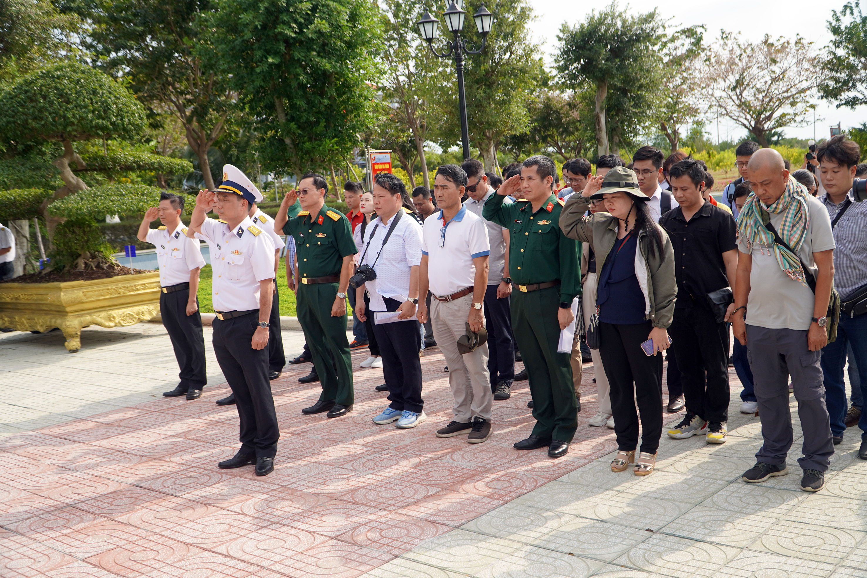 Nghi thức dâng hương tại Tượng đài khuôn viên văn hoá Vùng 2 Hải quân