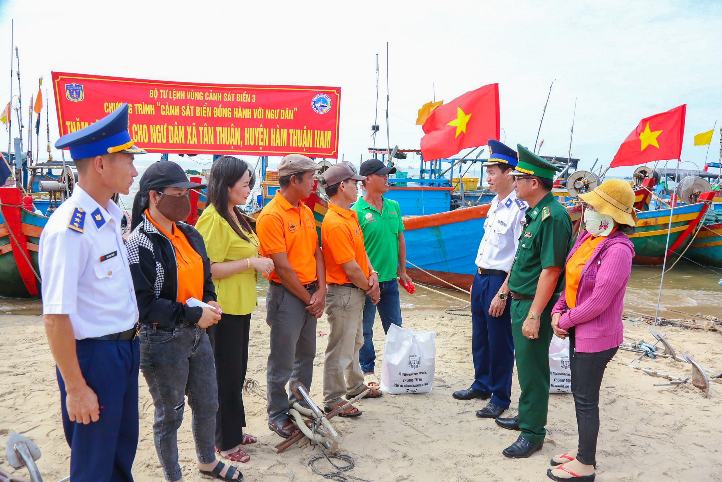 Cán bộ, chiến sĩ Vùng Cảnh sát biển 3 thực hiện chương trình công tác dân vận “Cảnh sát biển đồng hành với ngư dân” tại xã Tân Thuận, huyện Hàm Thuận Nam, tỉnh Bình Thuận.