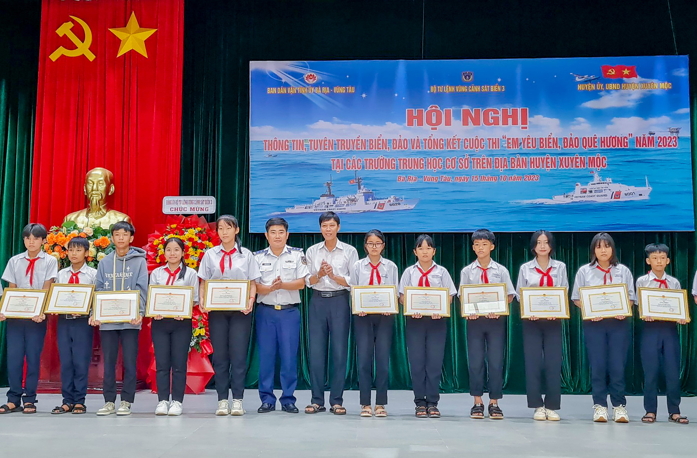 Bộ Tư lệnh Vùng Cảnh sát biển 3 tặng Giấy khen cho các HS đạt thành tích xuất sắc trong cuộc thi “Em yêu biển đảo quê hương” năm 2023 tại huyện Xuyên Mộc.
