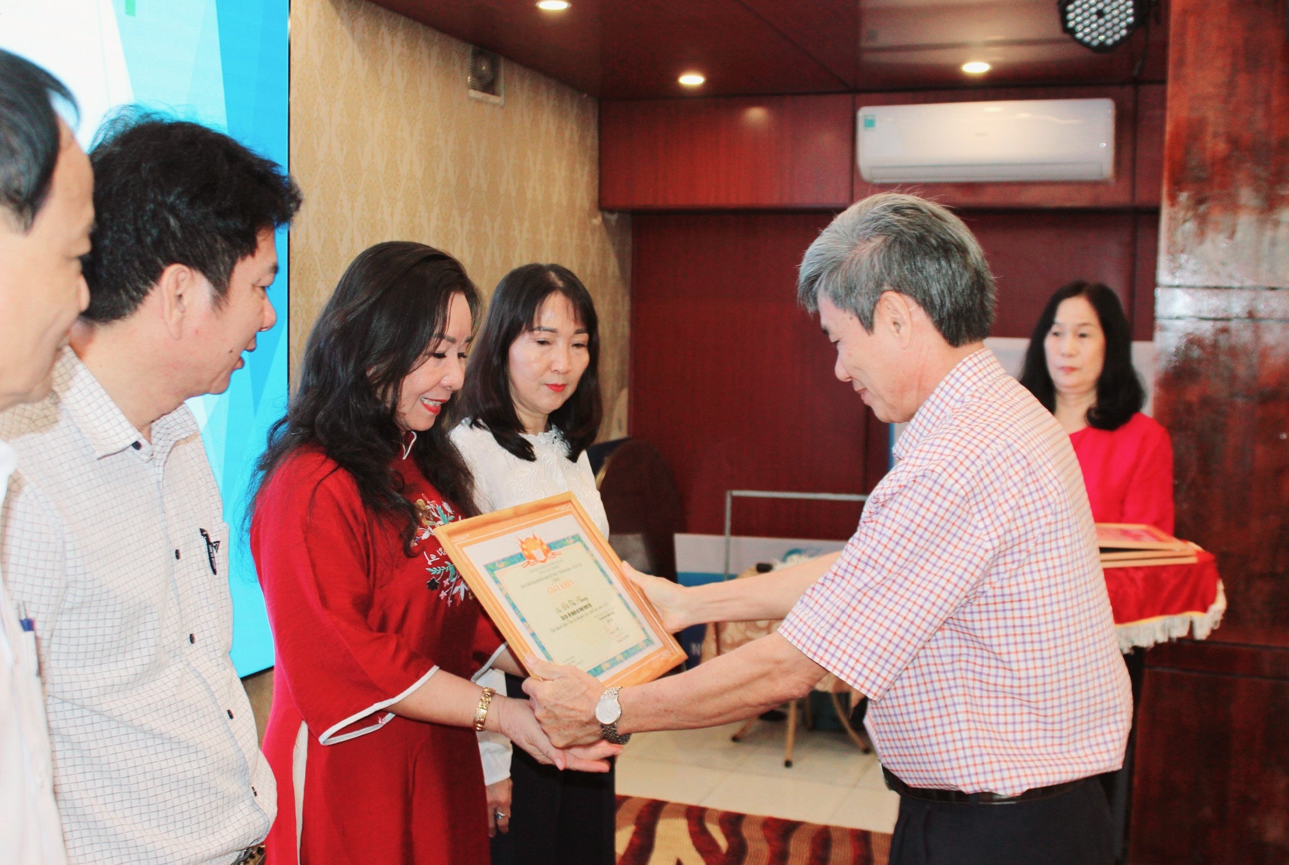 Lãnh đạo Hội Khuyến học tỉnh khen thưởng các đơn vị, cá nhân có thành tích xuất sắc trong công tác khuyến học.