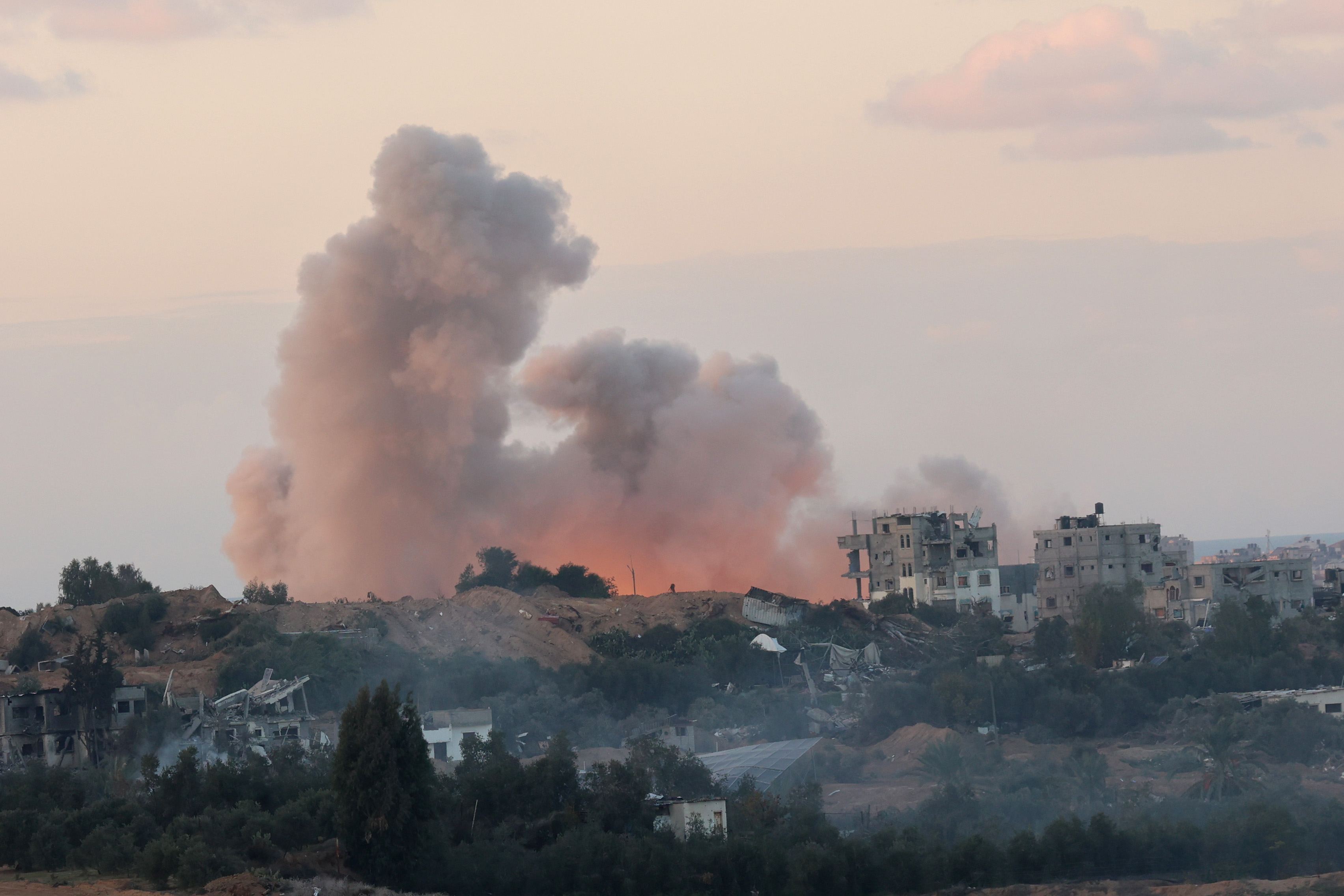 Khói bốc lên sau cuộc không kích của Israel xuống Dải Gaza.