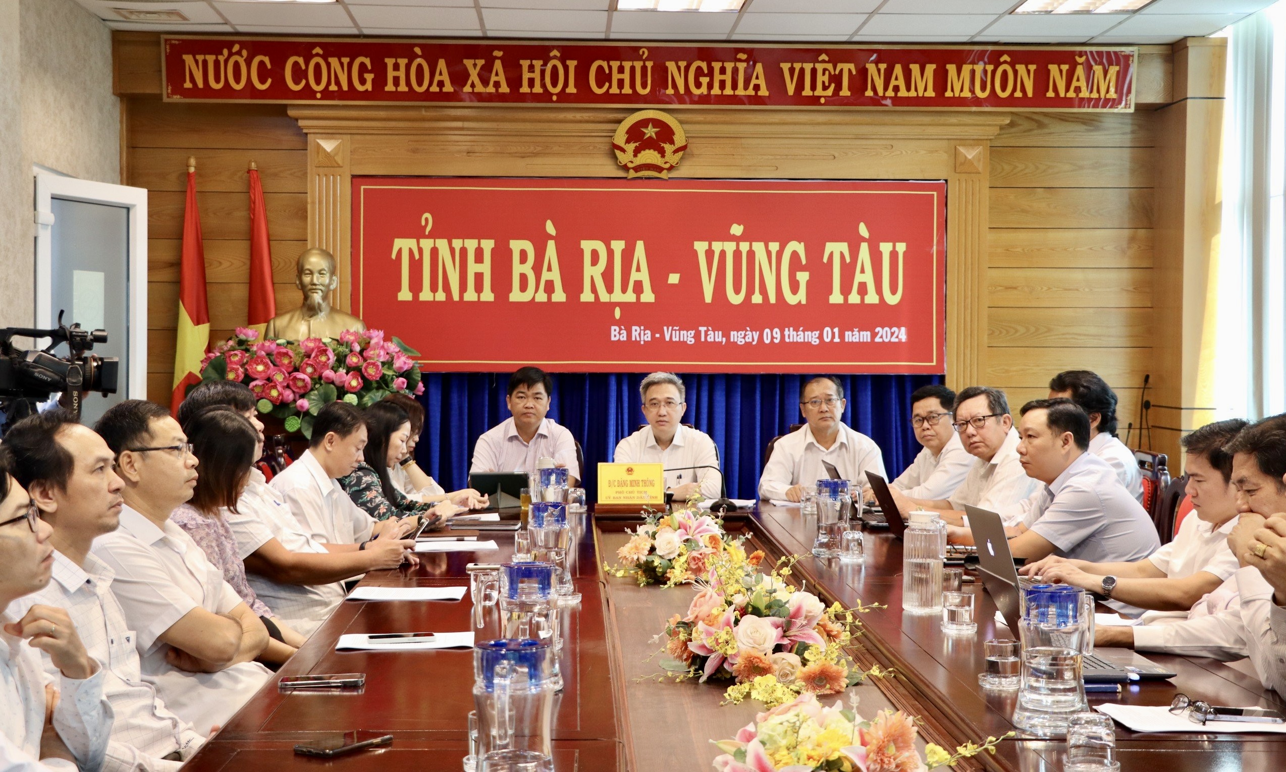 Ông Đặng Minh Thông, Phó Chủ tịch UBND tỉnh cùng các đại biểu dự hội nghị triển khai công tác y tế năm 2024  tại điểm cầu UBND tỉnh.