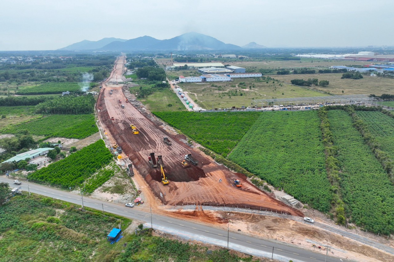 Các địa phương đang lập lại quy hoạch để khớp nối với quy hoạch chung của tỉnh đã được Chính phủ phê duyệt.  Trong ảnh: Thi công dự án cao tốc Biên Hòa-Vũng Tàu đoạn qua địa bàn TX.Phú Mỹ.