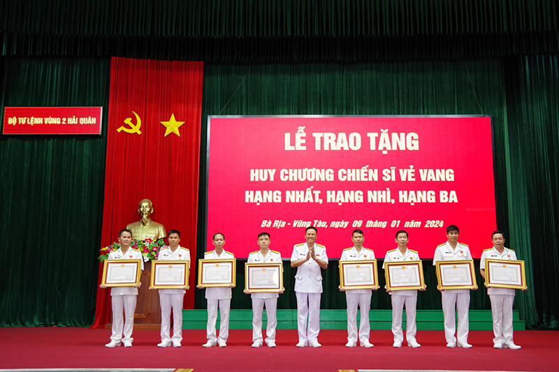 Thủ trưởng Bộ Tư lệnh Vùng 2 trao Giấy khen cho các cá nhân