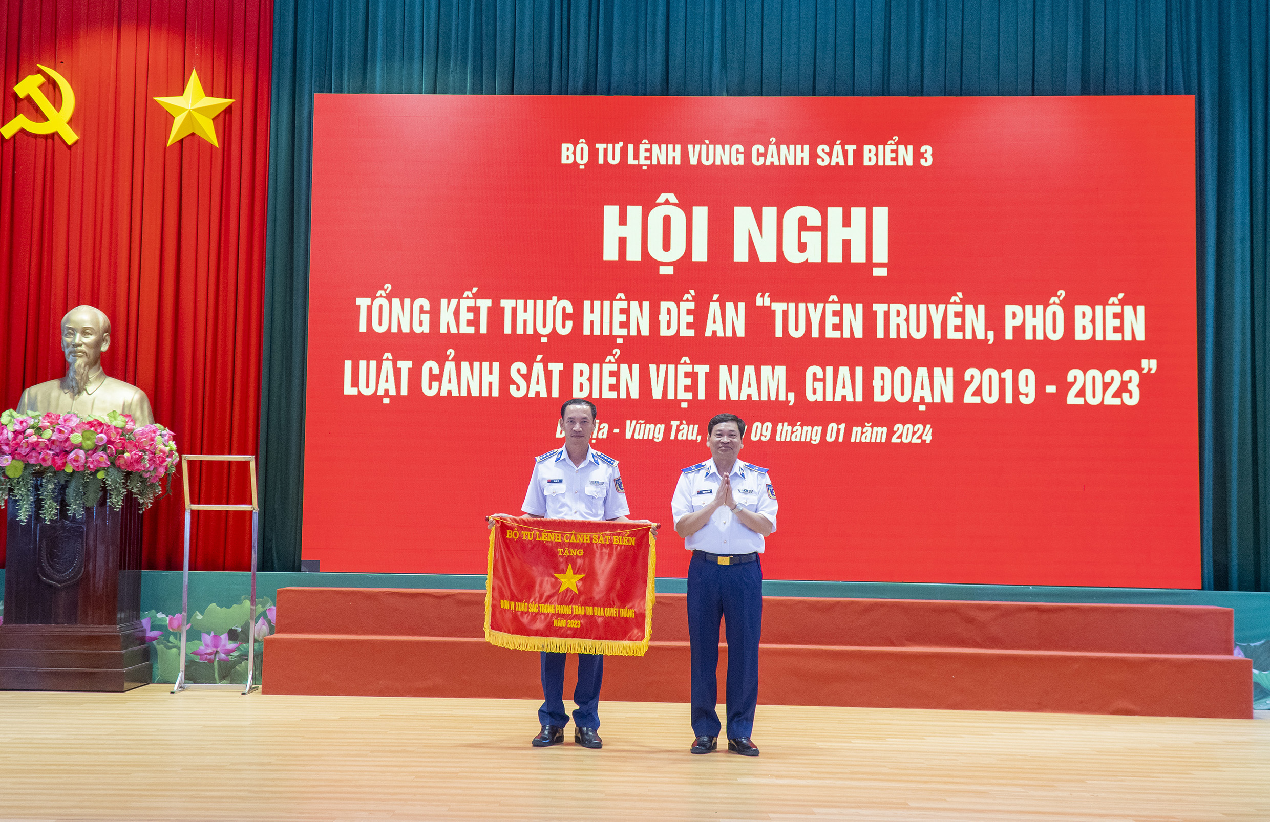  Thiếu tướng Trần Văn Xuân, Phó Chính ủy Cảnh sát biển Việt Nam trao Cờ thi đua “Đơn vị thi đua quyết thắng năm 2023” cho Bộ Tư lệnh Vùng Cảnh sát biển 3.