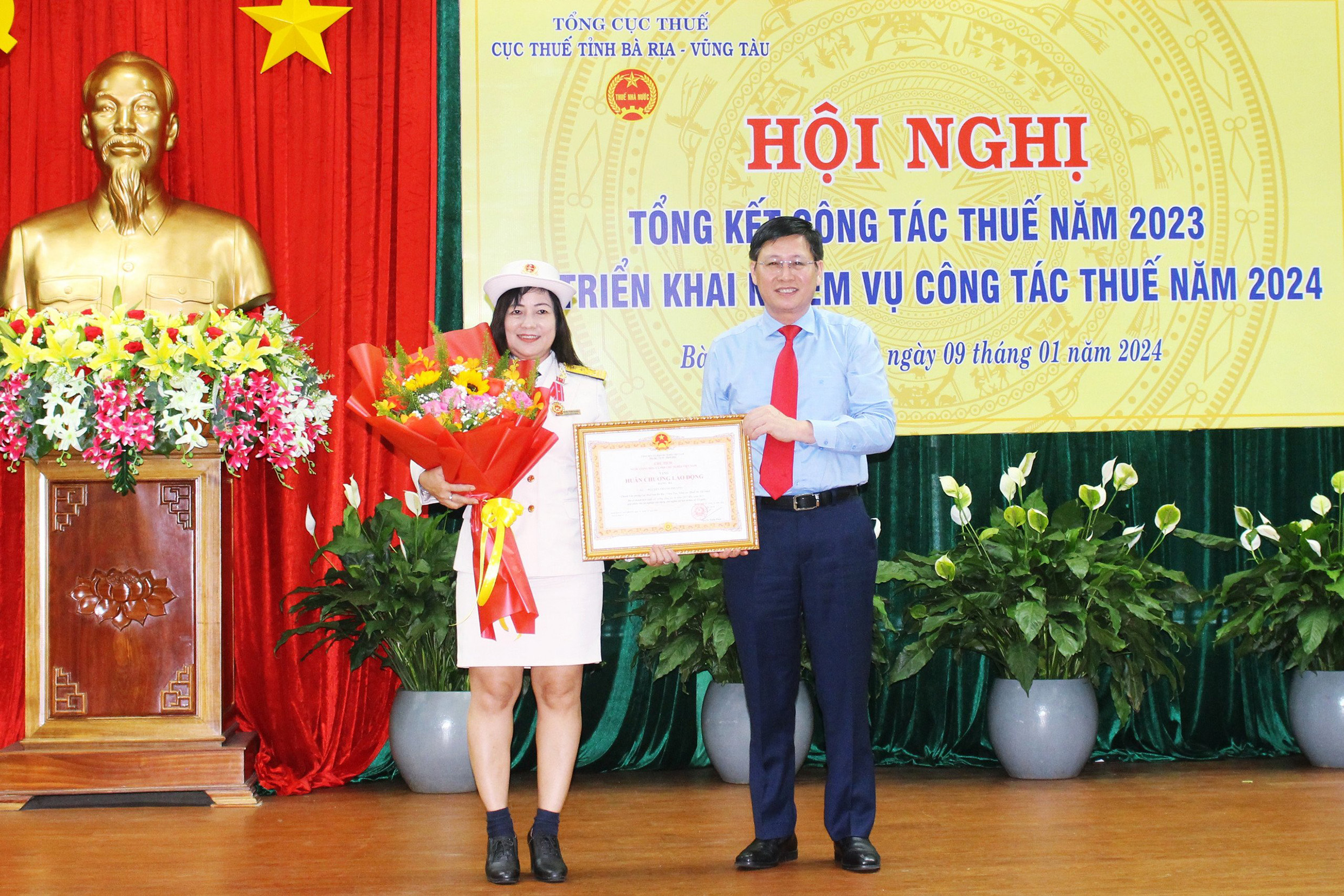 Thừa ủy quyền của Chủ tịch nước, ông Lê Ngọc Khánh, Phó Chủ tịch UBND tỉnh, trao Huân chương Lao động hạng Ba cho bà Nguyễn Thanh Phượng, Chánh Văn phòng Cục Thuế tỉnh.