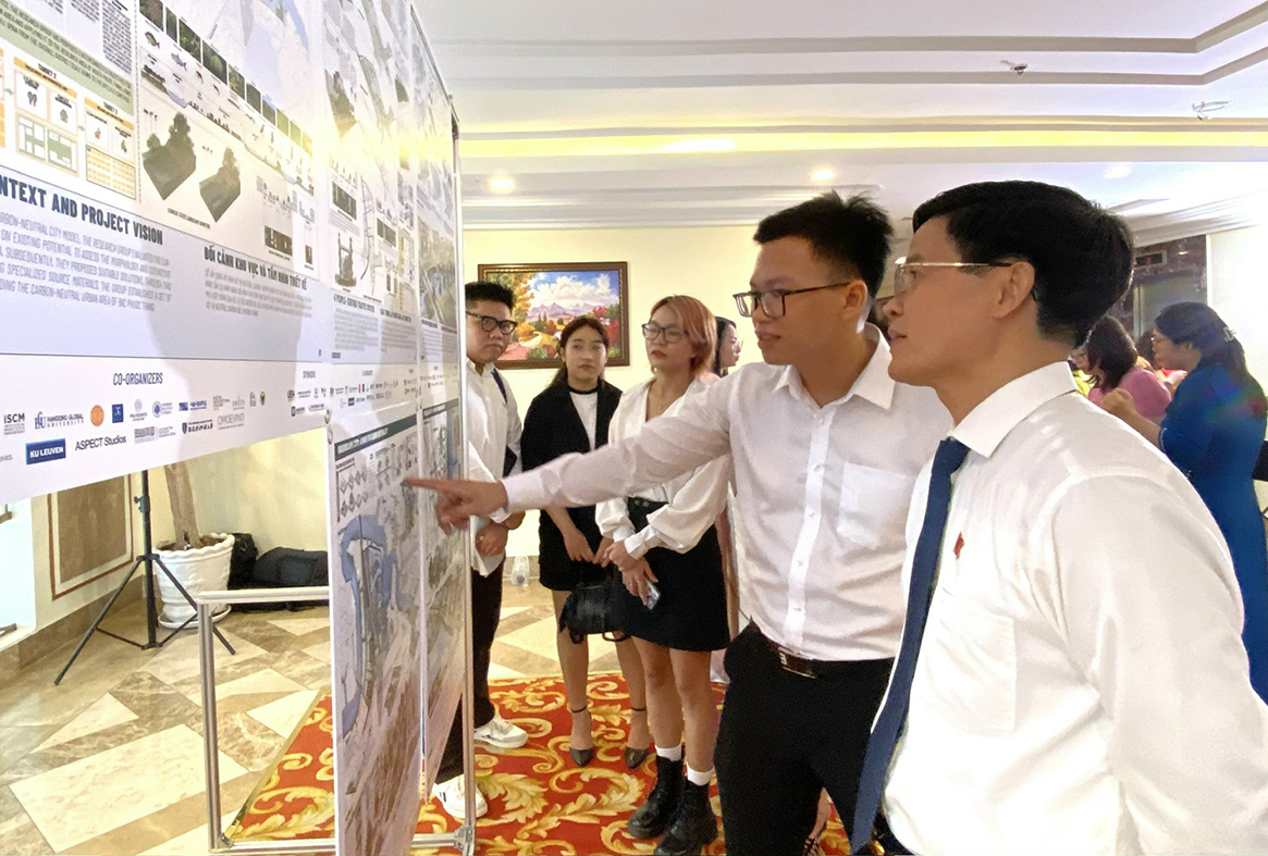 Lãnh đạo TP.Vũng Tàu xem các phối cảnh dự thi tại triển lãm