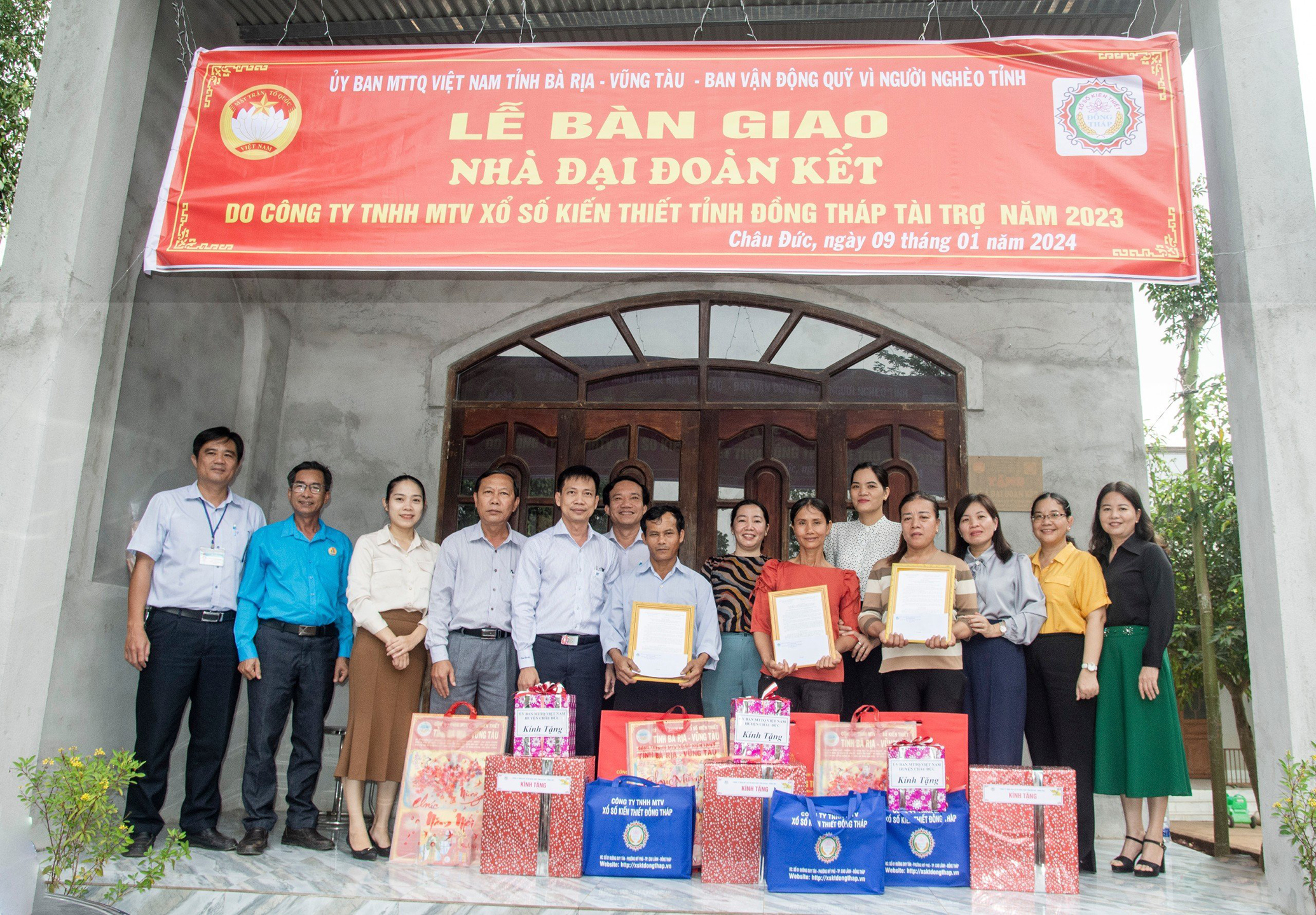 Đại diện UBMTTQ Việt Nam tỉnh, nhà tài trợ, chính quyền địa phương bàn giao nhà đại đoàn kết cho 3 hộ dân tại huyện Châu Đức.