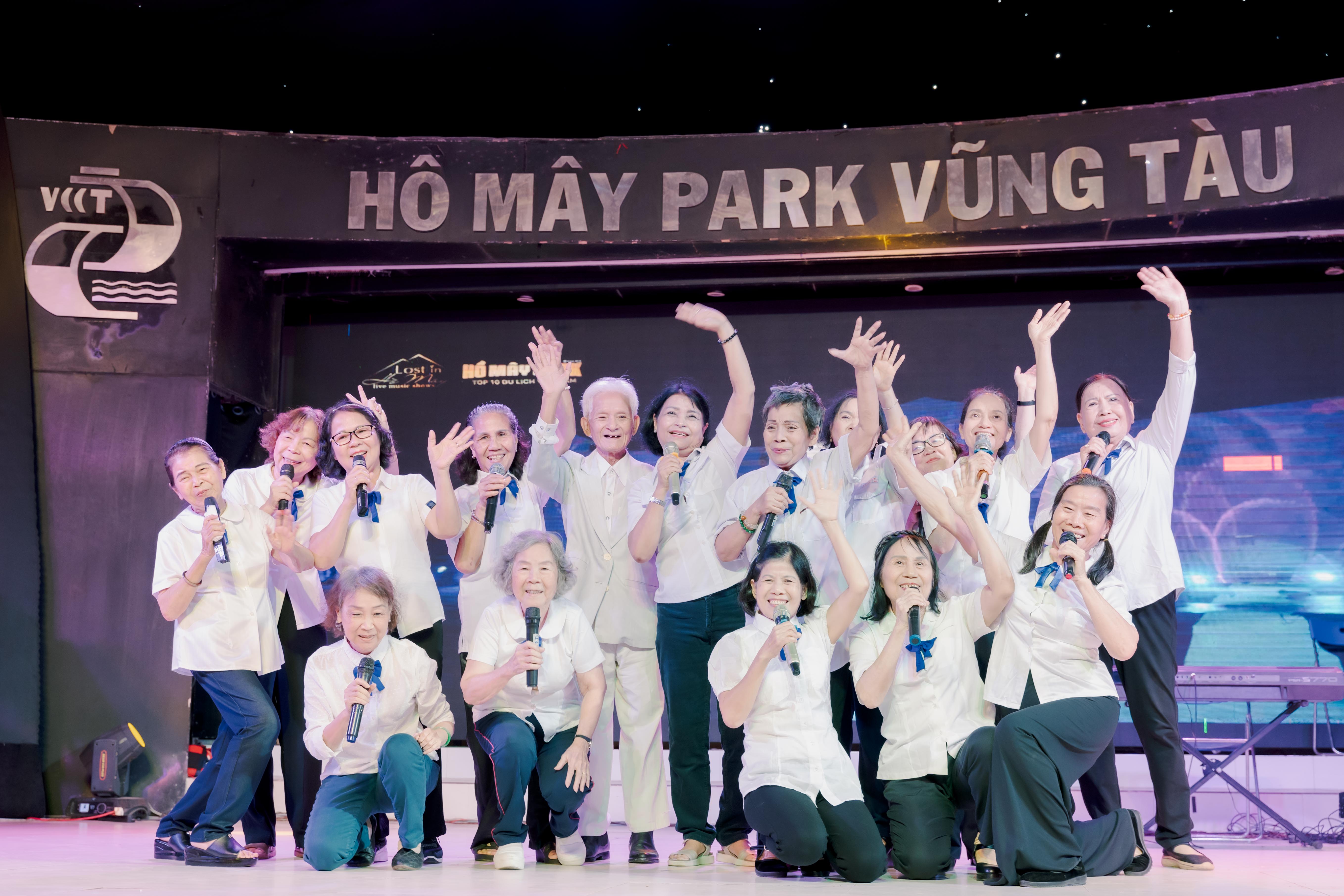 Các tiết mục văn nghệ do những HS miền Nam trên đất Bắc biểu diễn.