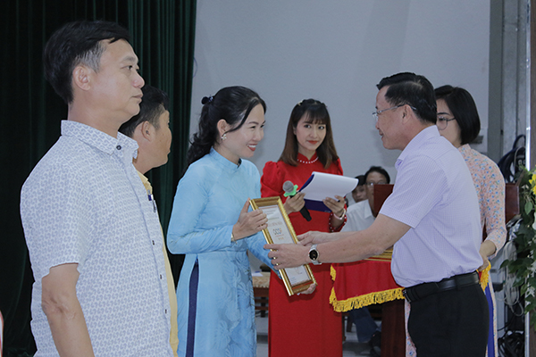 Đại diện huyện Xuyên Mộc trao chứng nhận OCOP 3 sao cho các chủ thể.