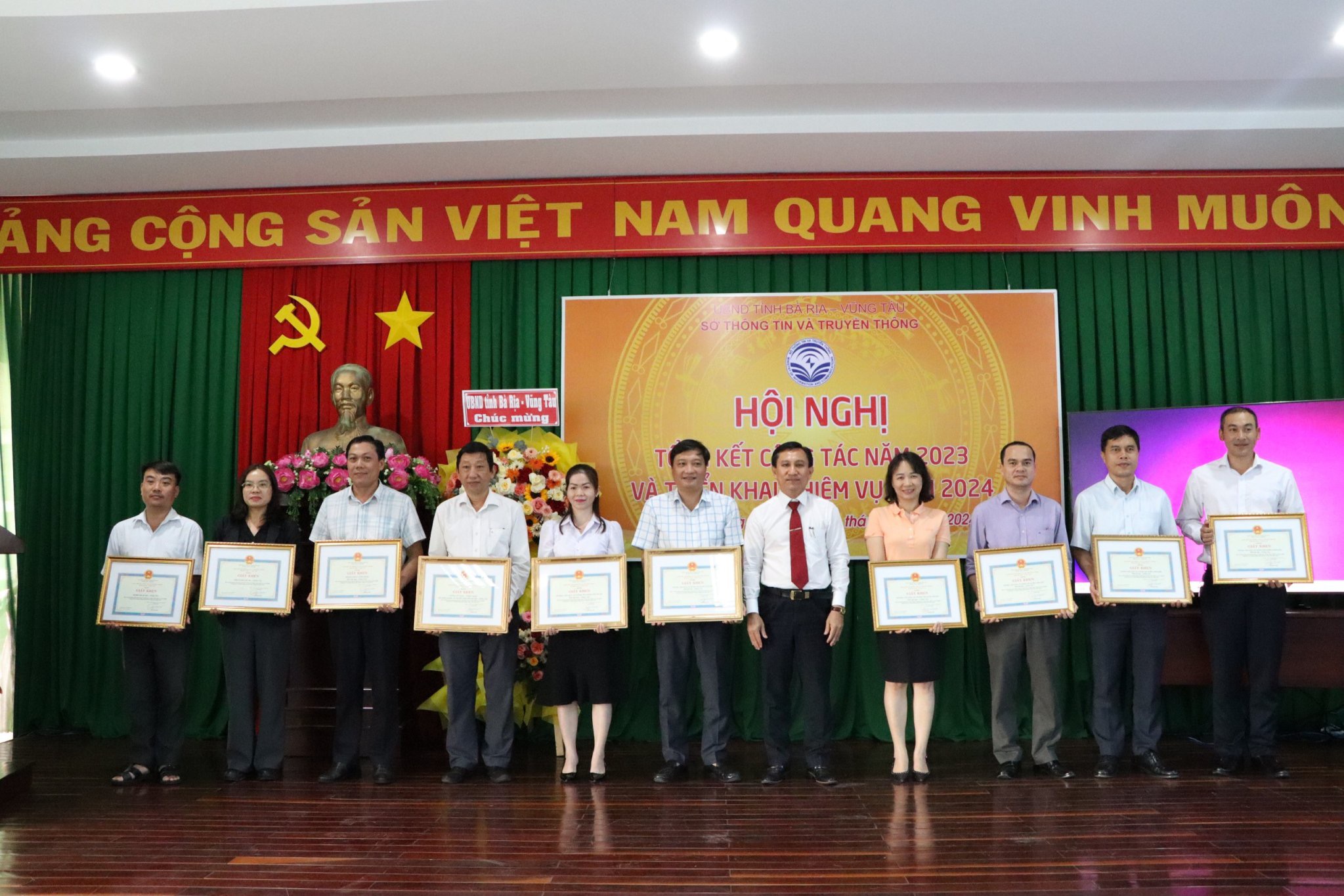 Ông Đỗ Hữu Hiền, Giám đốc Sở TT-TT trao giấy khen cho các tập thể có thành tích xuất sắc trong năm 3023.