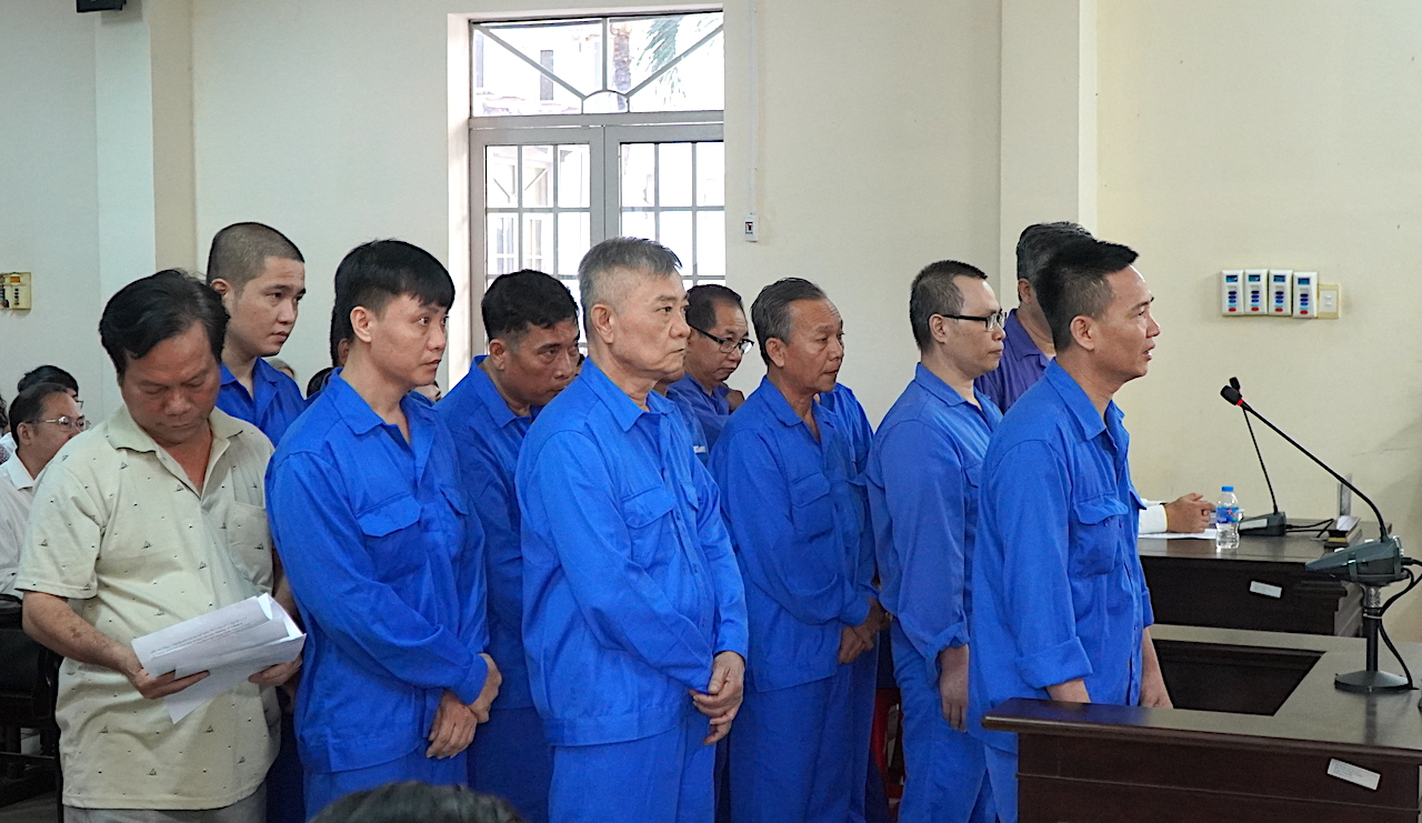 13 bị cáo tại phiên xét xử.