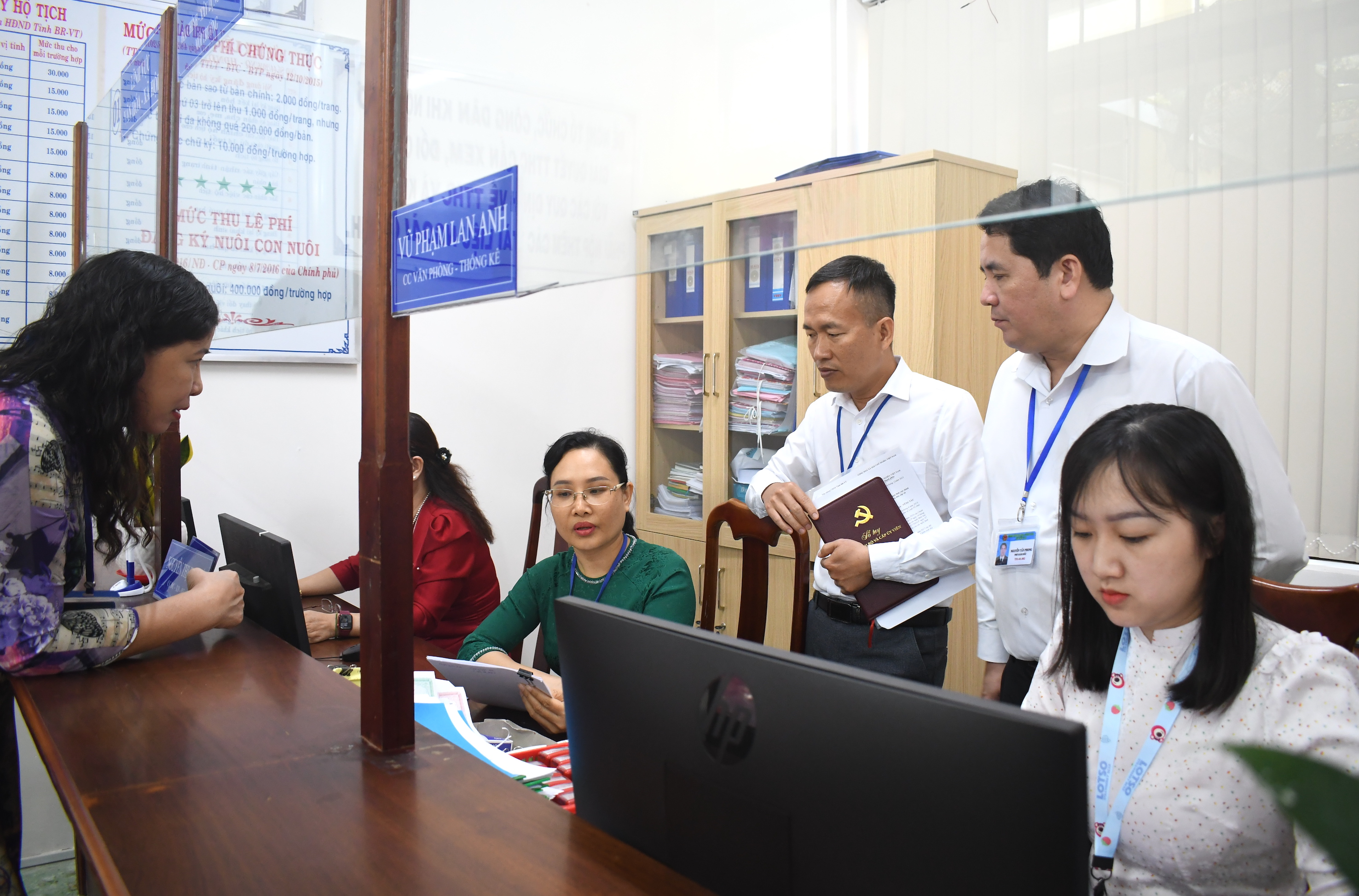 Đoàn kiểm tra công vụ tỉnh kiểm tra thủ tục hành chính tại Bộ phận một cửa UBND phường 2, TP. Vũng Tàu.